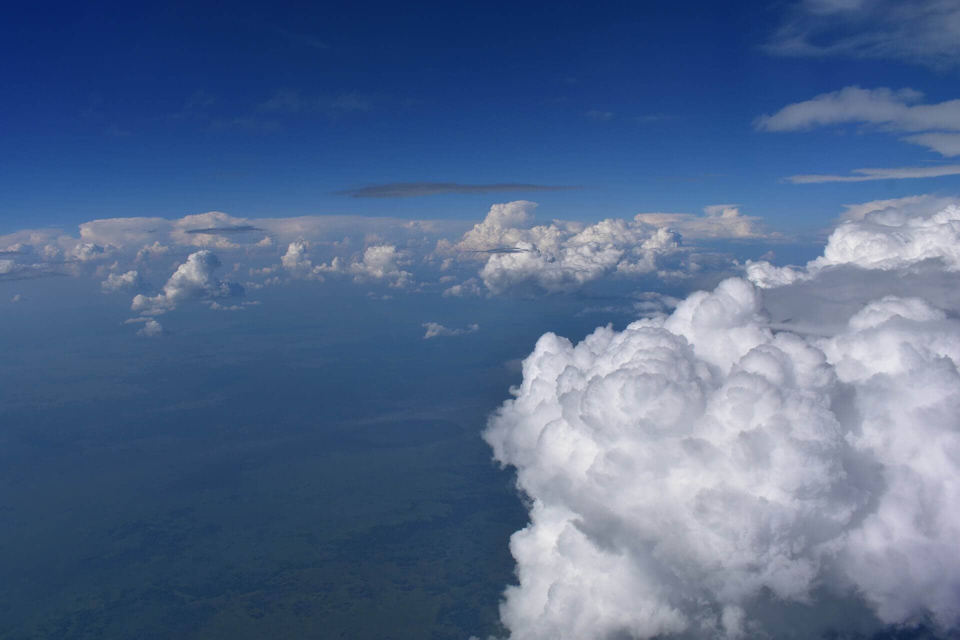 reise-flugzeug-ueber-den-wolken-planen-direktflug reise-flugzeug-ueber-den-wolken-planen-direktflug