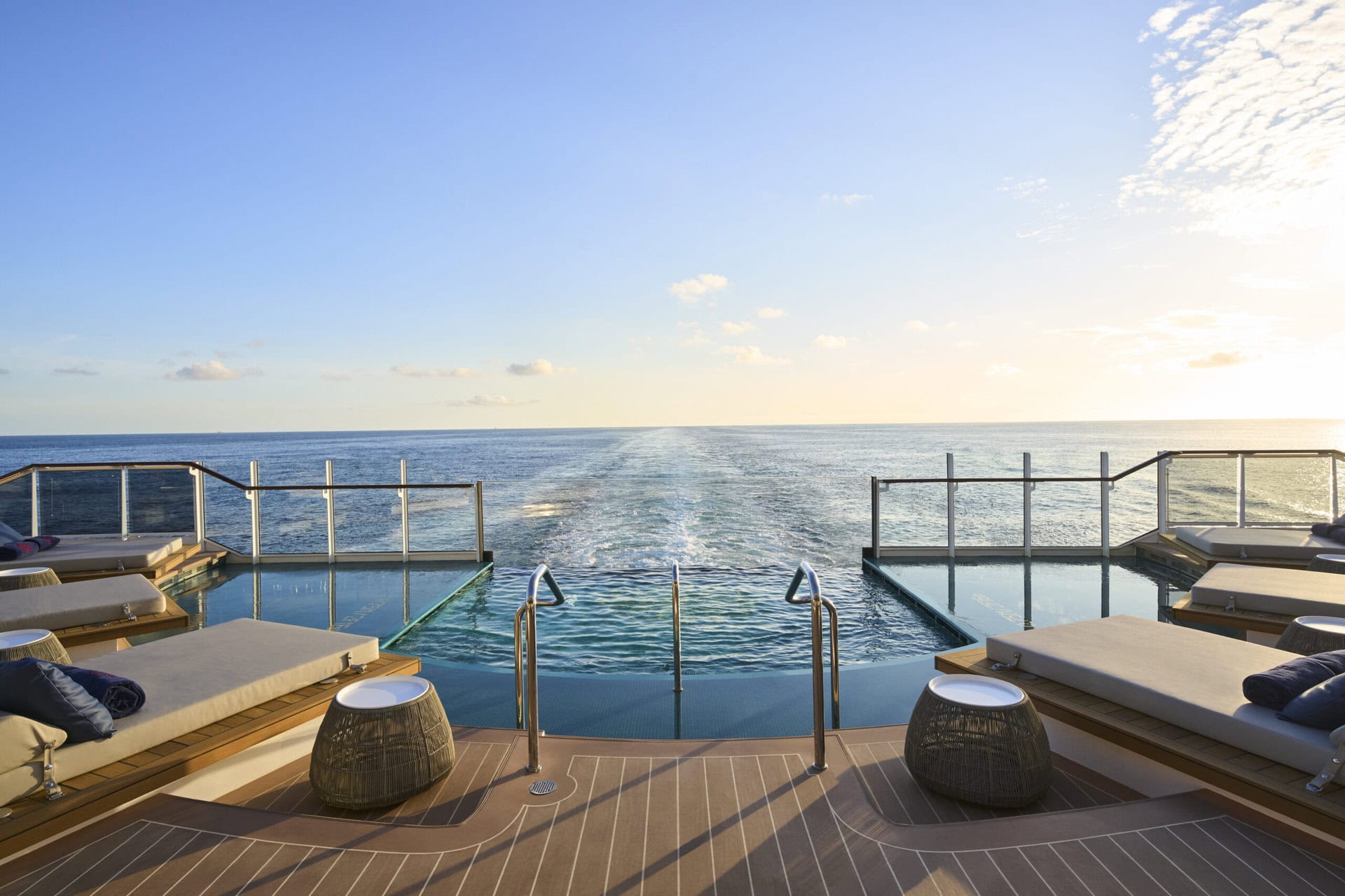 explora-journeys-gay-cruise-schiff-kreuzfahrt kreuzfahrt-aussenpool-explora-journeys-gay-cruise-schiff