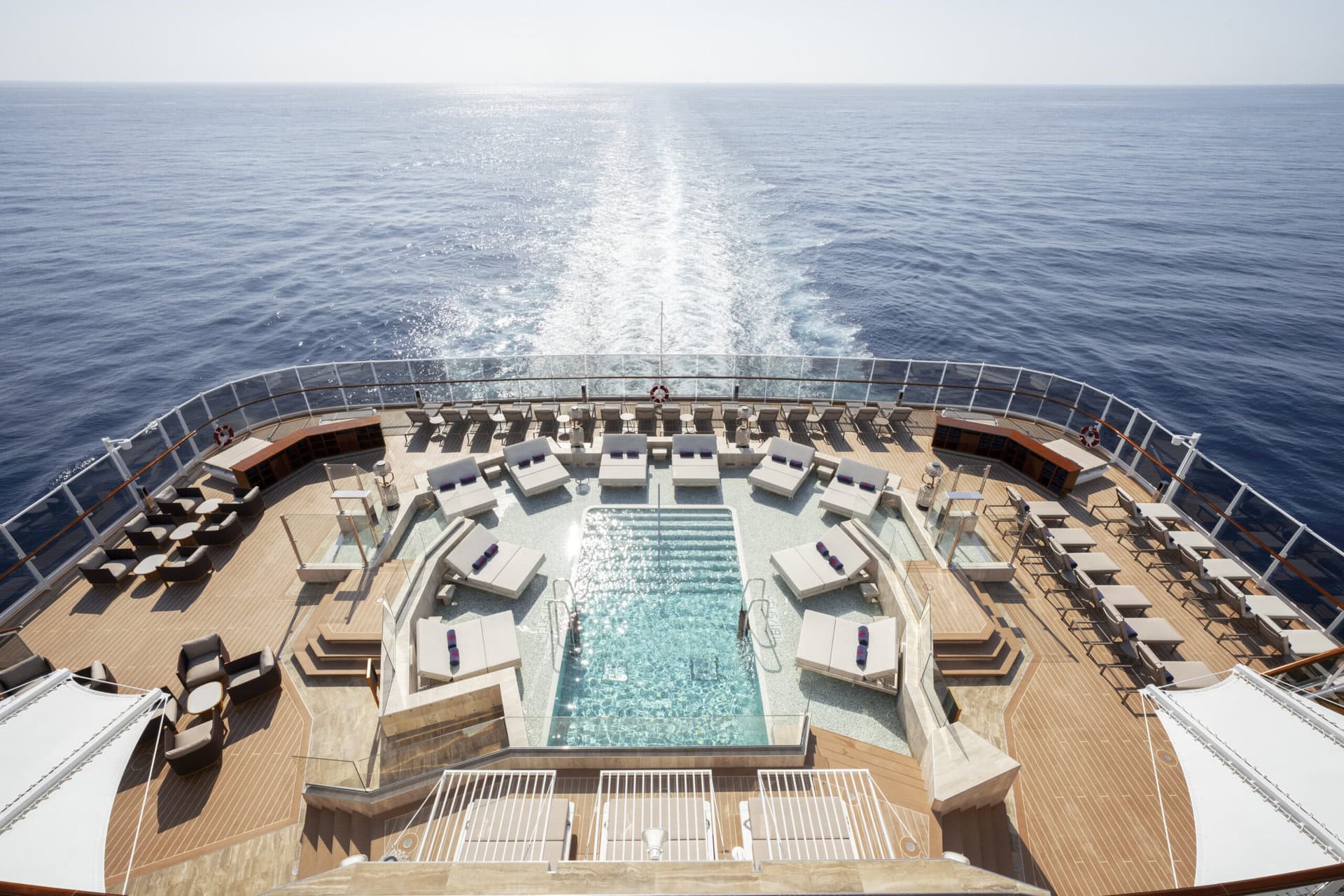 explora-journeys-gay-cruise-schiff-kreuzfahrt kreuzfahrt-heck-pool-explora-journeys-gay-cruise-schiff