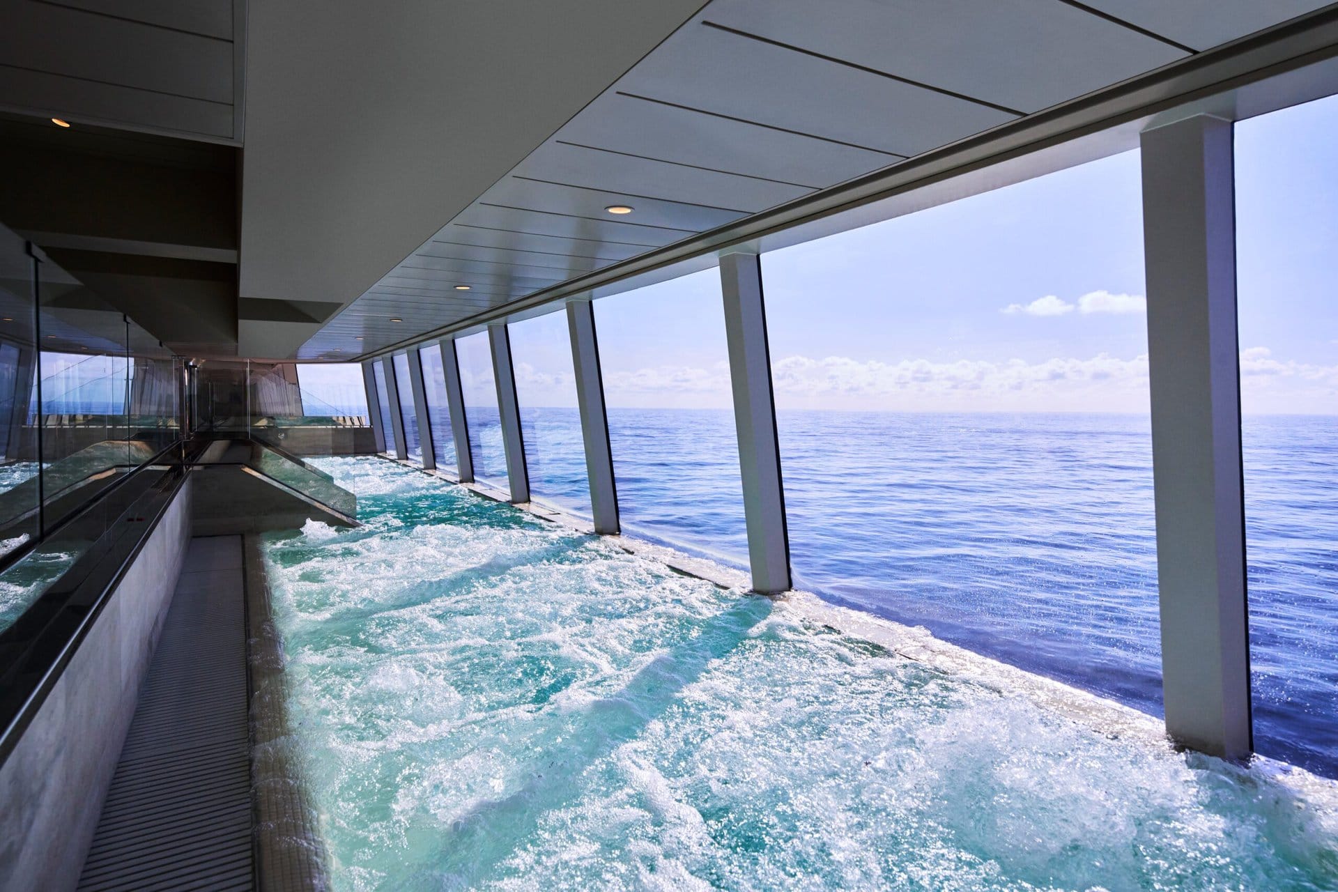 explora-journeys-gay-cruise-schiff-kreuzfahrt kreuzfahrt-innenpool-explora-journeys-gay-cruise-schiff