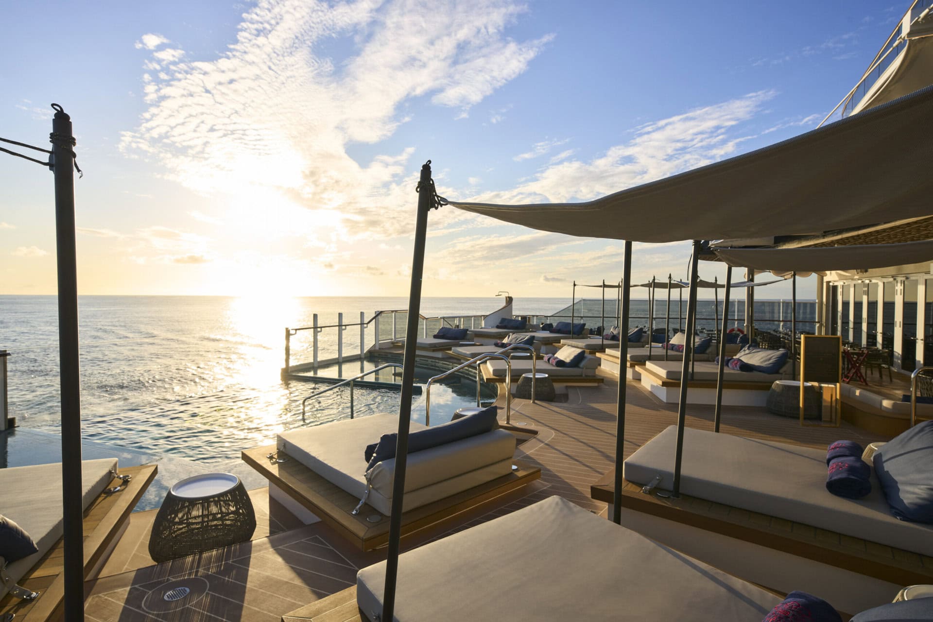 explora-journeys-gay-cruise-schiff-kreuzfahrt kreuzfahrt-pool-lounge-area-explora-journeys-gay-cruise-schiff