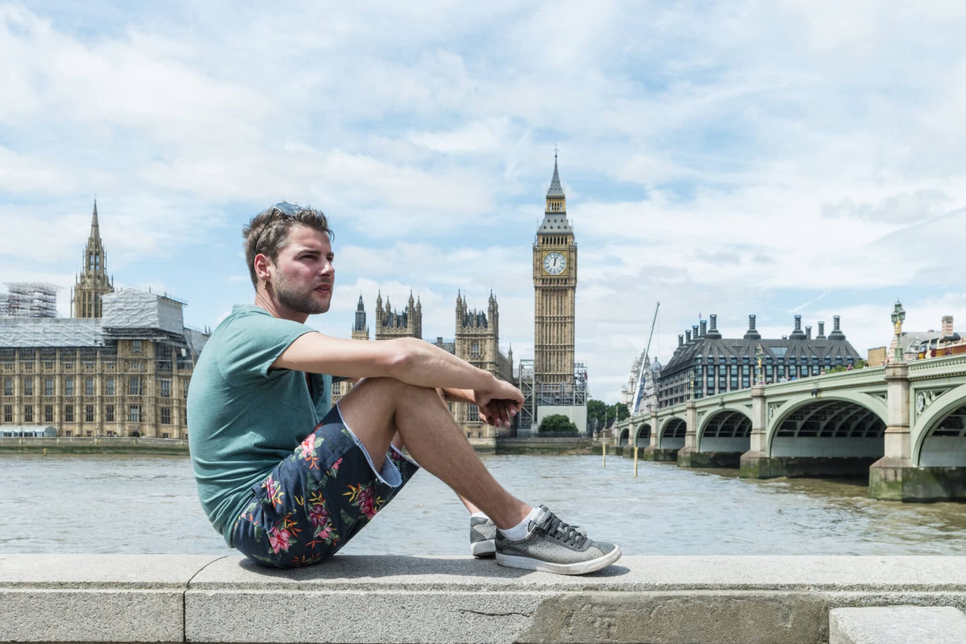 young-attractiver-mann-big-ben-lgbtqi-gay-pride-london-skyline-river-urlaub-sightseeing-england-boy england-boy-young-attractiver-mann-big-ben-lgbtqi-gay-pride-london-skyline-river-urlaub-sightseeing