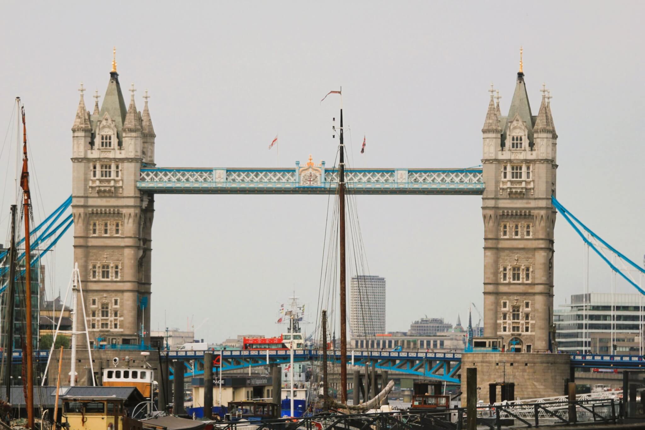 tower-bridge-gay-pride-london-river-themse lgbtqia+-city-tower-bridge-gay-pride-london-river-themse
