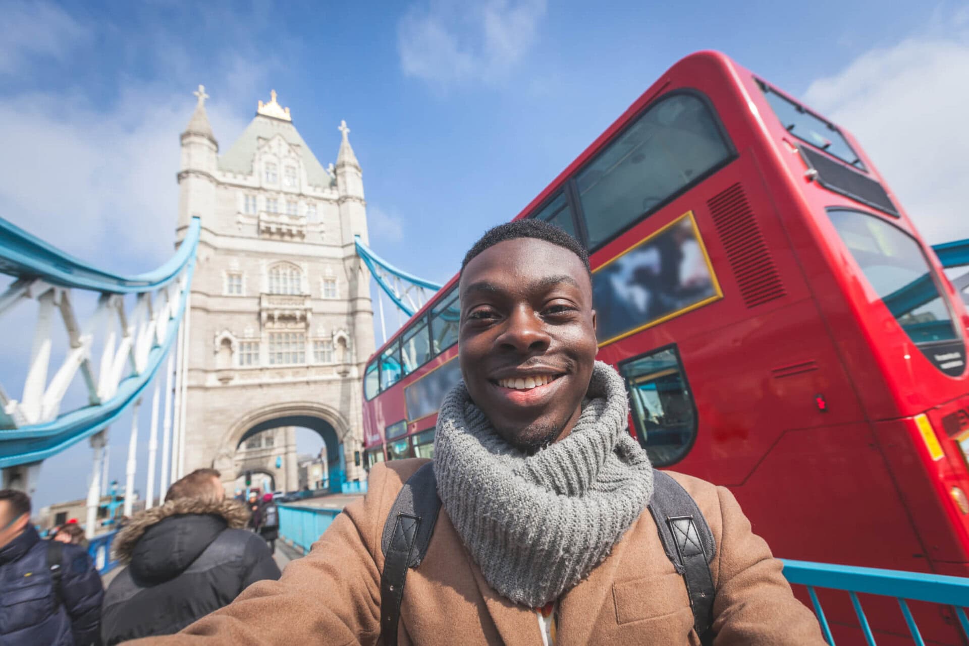 smiling-tower-bridge-lgbtqi-gay-pride-london-skyline-river-urlaub-sightseeing-england-bus england-red-bus-smiling-tower-bridge-lgbtqi-gay-pride-london-skyline-river-urlaub-sightseeing