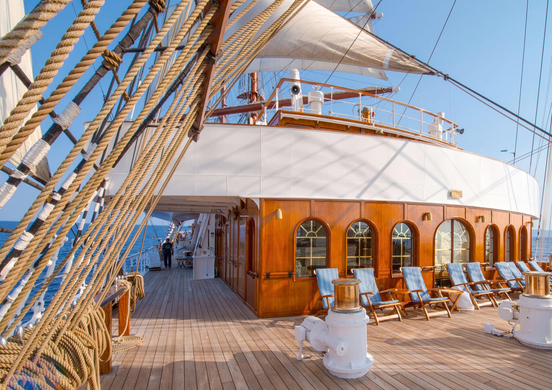deck-gay-sea-cloud-bella-italia-urlaub-segeltoern-lgbtqia+-bord-sonne-meer meer-deck-gay-sea-cloud-bella-italia-urlaub-segeltoern-lgbtqia+-bord-sonne