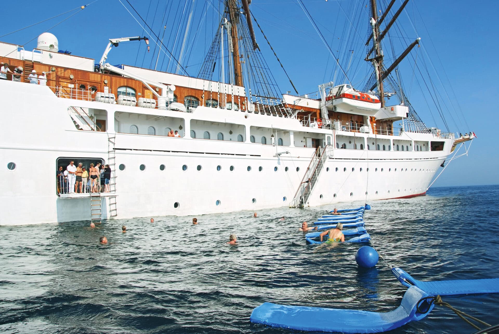 schwimmen-gay-sea-cloud-bella-italia-urlaub-segeltoern-lgbtqia+-bord-sonne-meer meer-baden-schwimmen-gay-sea-cloud-bella-italia-urlaub-segeltoern-lgbtqia+-bord-sonne