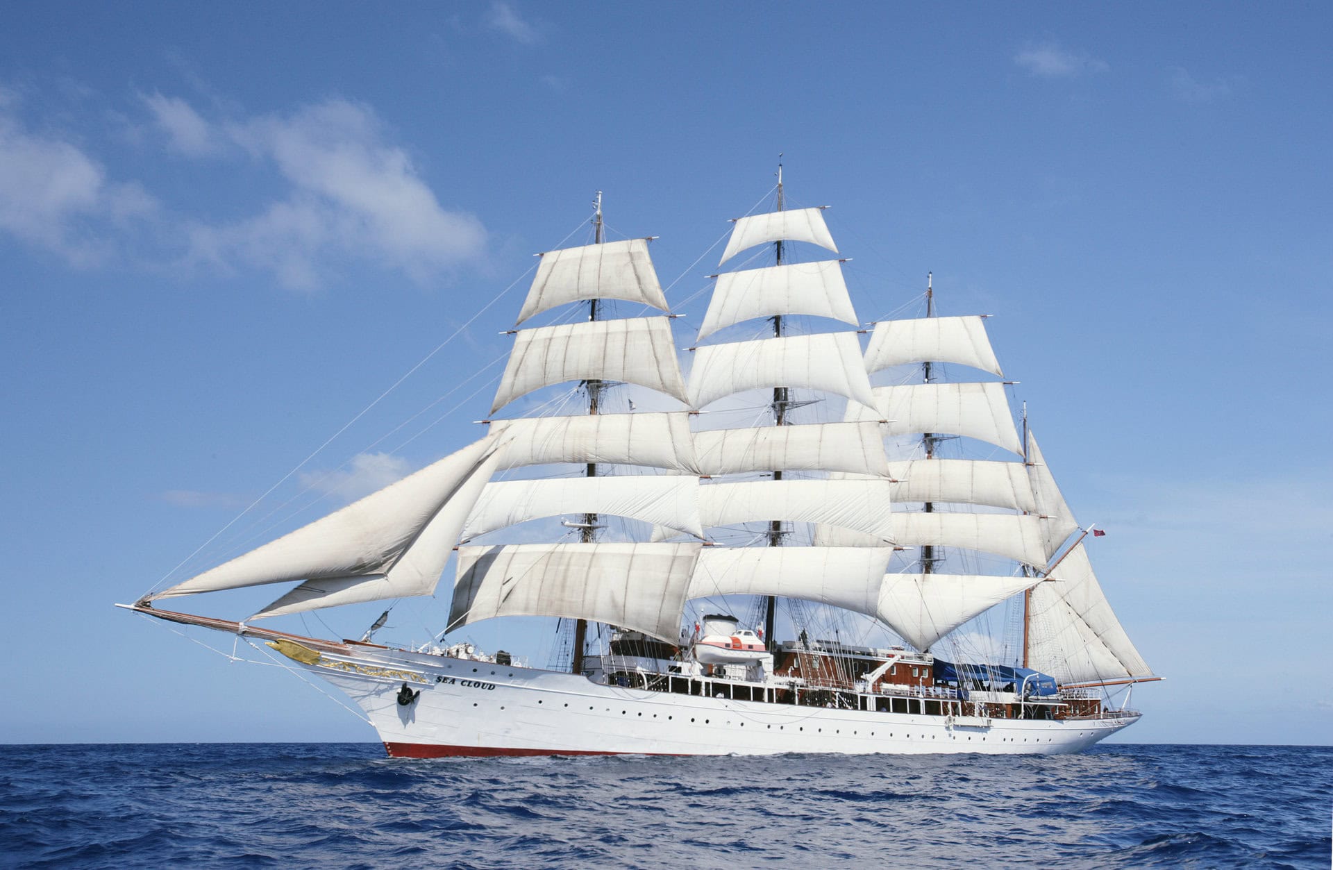 segelschiff-gay-sea-cloud-bella-italia-urlaub-segeltoern-lgbtqia+-bord-sonne-meer meer-segelschiff-gay-sea-cloud-bella-italia-urlaub-segeltoern-lgbtqia+-bord-sonne