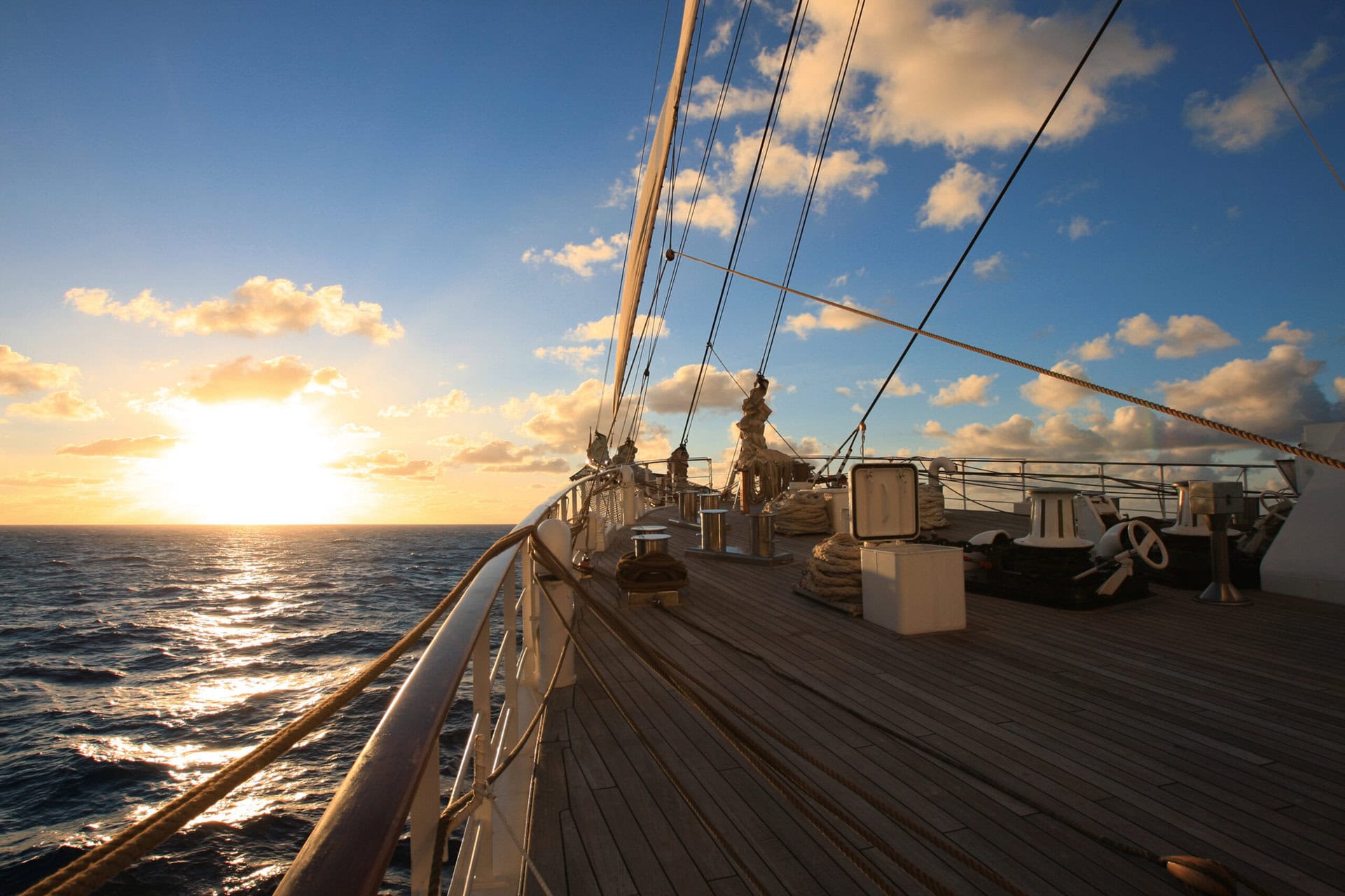 sonne-gay-sea-cloud-bella-italia-urlaub-segeltoern-lgbtqia+-bord-sonne-meer meeresluft-sonne-gay-sea-cloud-bella-italia-urlaub-segeltoern-lgbtqia+-bord-sonne