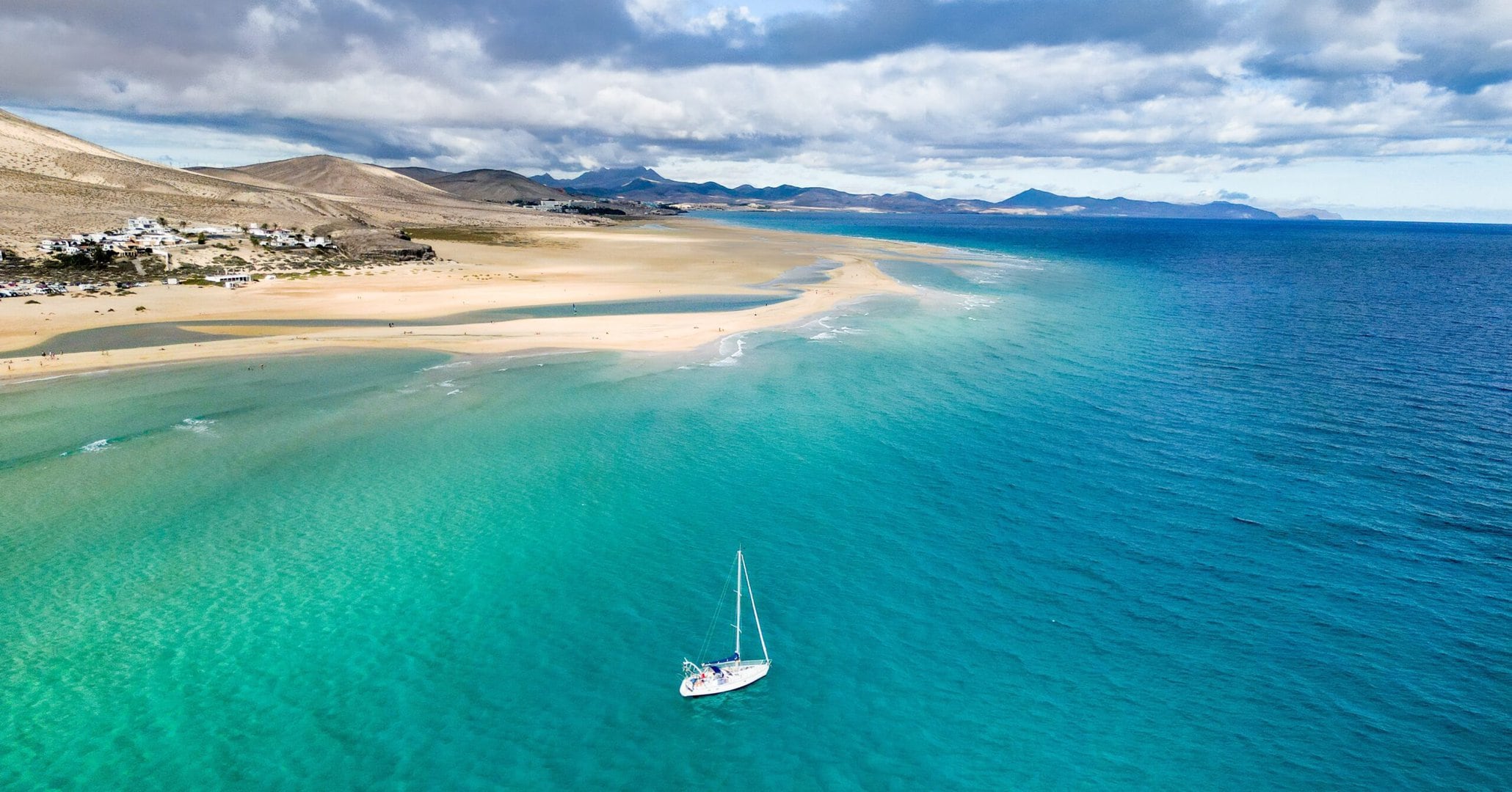 türkis-gay-urlaub-fuerteventura-beach-boy-lgbtqia-reise-blau-boot-strand strand-türkis-gay-urlaub-fuerteventura-beach-boy-lgbtqia-reise-blau-boot