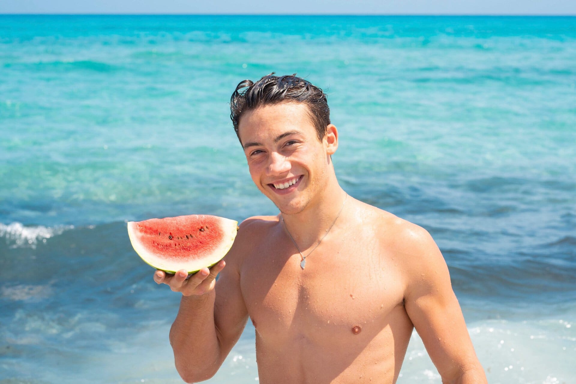 watermelon-gay-urlaub-fuerteventura-beach-boy-lgbtqia-reise-blau-strand-flirt flirt-with-watermelon-gay-urlaub-fuerteventura-beach-boy-lgbtqia-reise-blau-strand