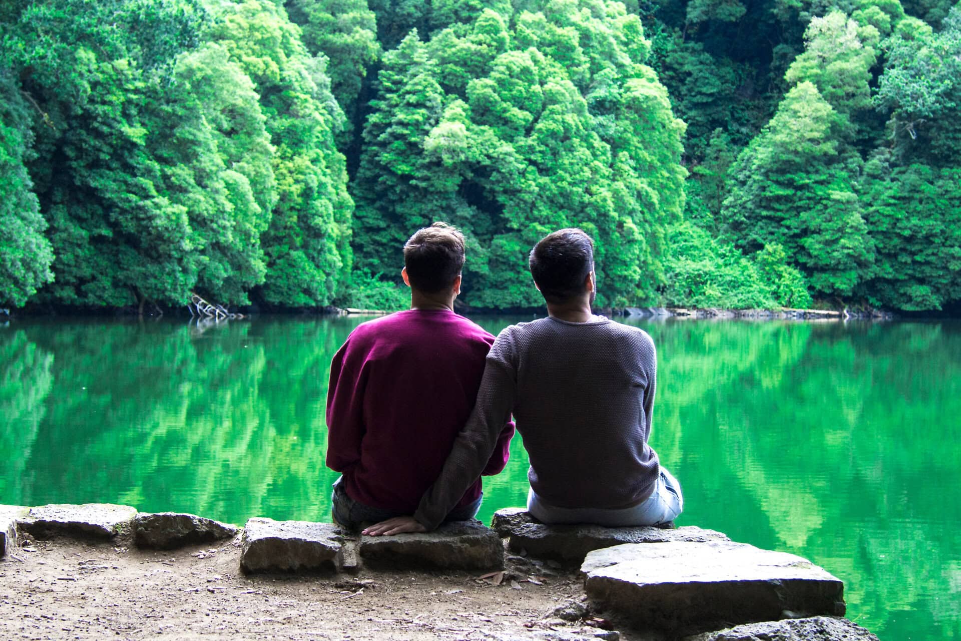 romantic-gay-couple-reise-azoren-portugal-wanderung-urlaub-lgbtqia lgbtqia+-romantic-gay-couple-reise-azoren-portugal-wanderung-urlaub