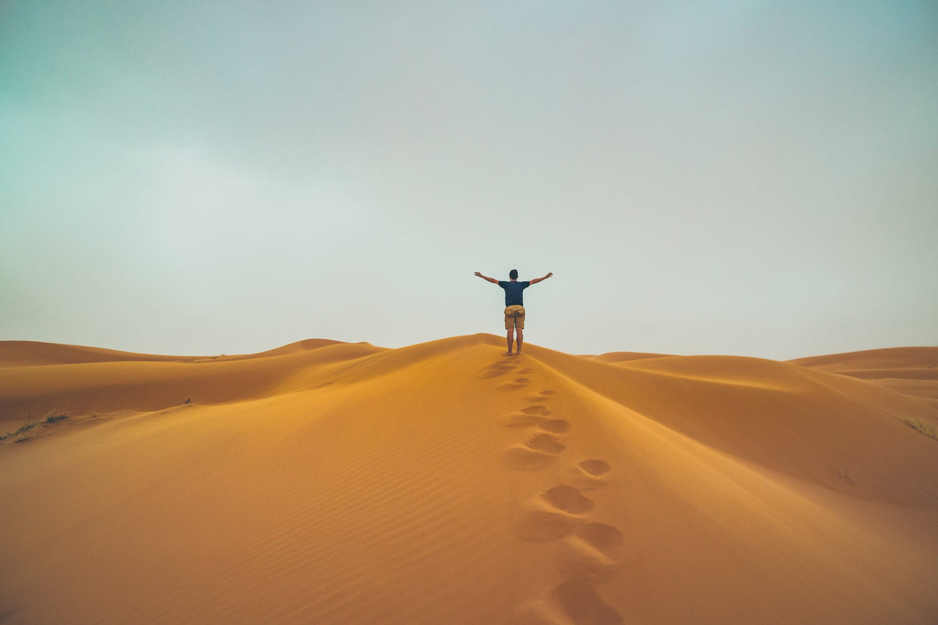 walking-in-the-desert-of-sahara-gay-reise-marokko-trekking-tour-wueste-sand-boy-auf-sandduene gay-reise-marokko-trekking-tour-wueste-sand-boy-auf-sandduene-desert-of-sahara