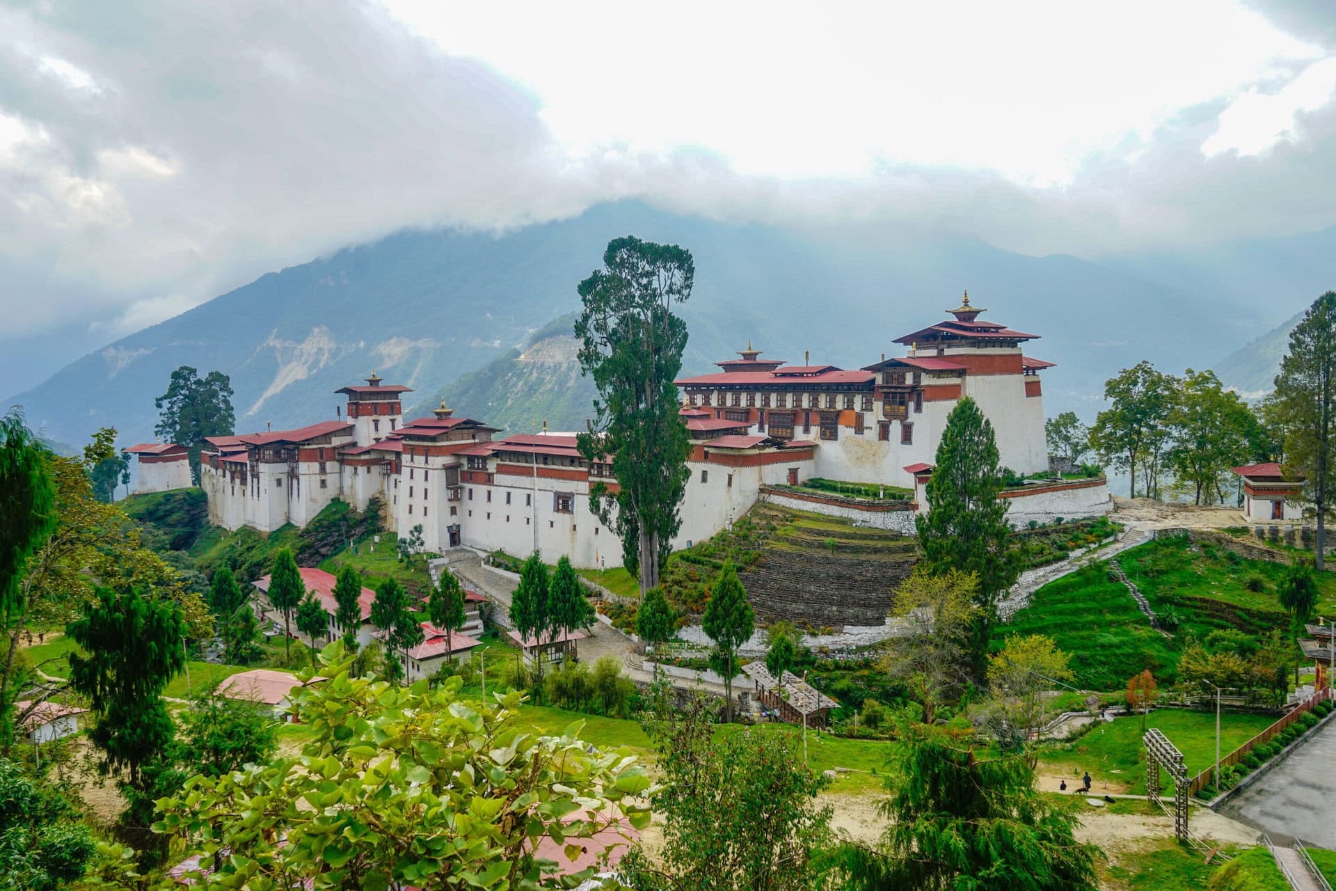 gay-reise-nepal-bhutan-wandern-kultur-natur-berge-trekking-kloster-buddha-grosses-kloster-trongsa-dzong