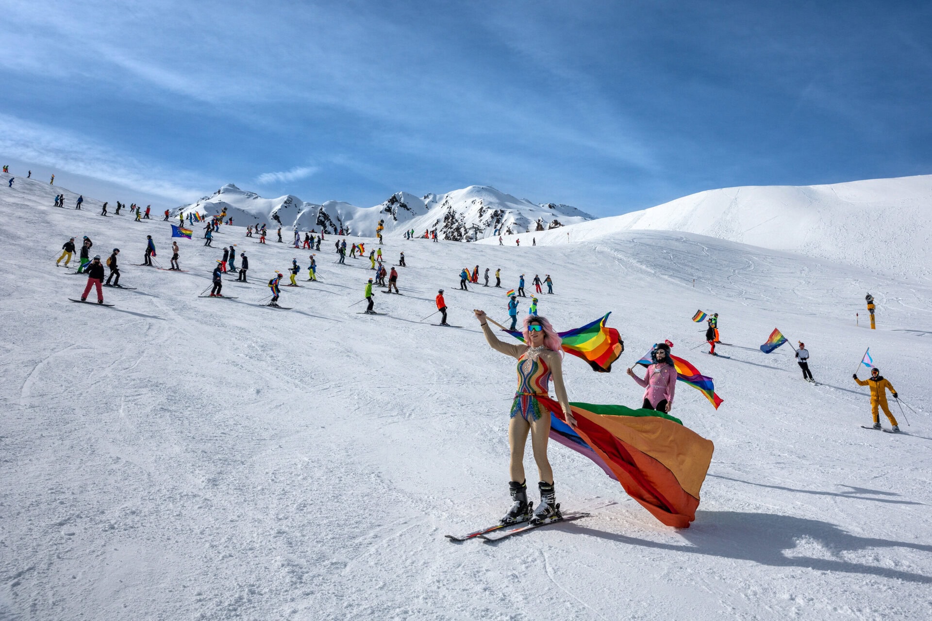 pistenfahrt-foto-by-danijel-jovanovic-winter-pride-oesterreich-soelden-gaudi-gay-lgbtqia-fun-party-event-skifahren skifahren-pistenabfahrt-foto-by-danijel-jovanovic-winter-pride-oesterreich-soelden-gaudi-gay-lgbtqia-fun-party-event