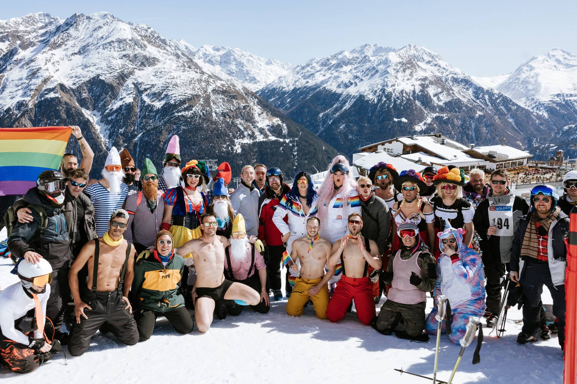 crew-foto-by-funrace-winter-pride-oesterreich-soelden-gaudi-gay-lgbtqia-fun-party-event-skifahren skifahren-crew-foto-by-funrace-winter-pride-oesterreich-soelden-gaudi-gay-lgbtqia-fun-party-event