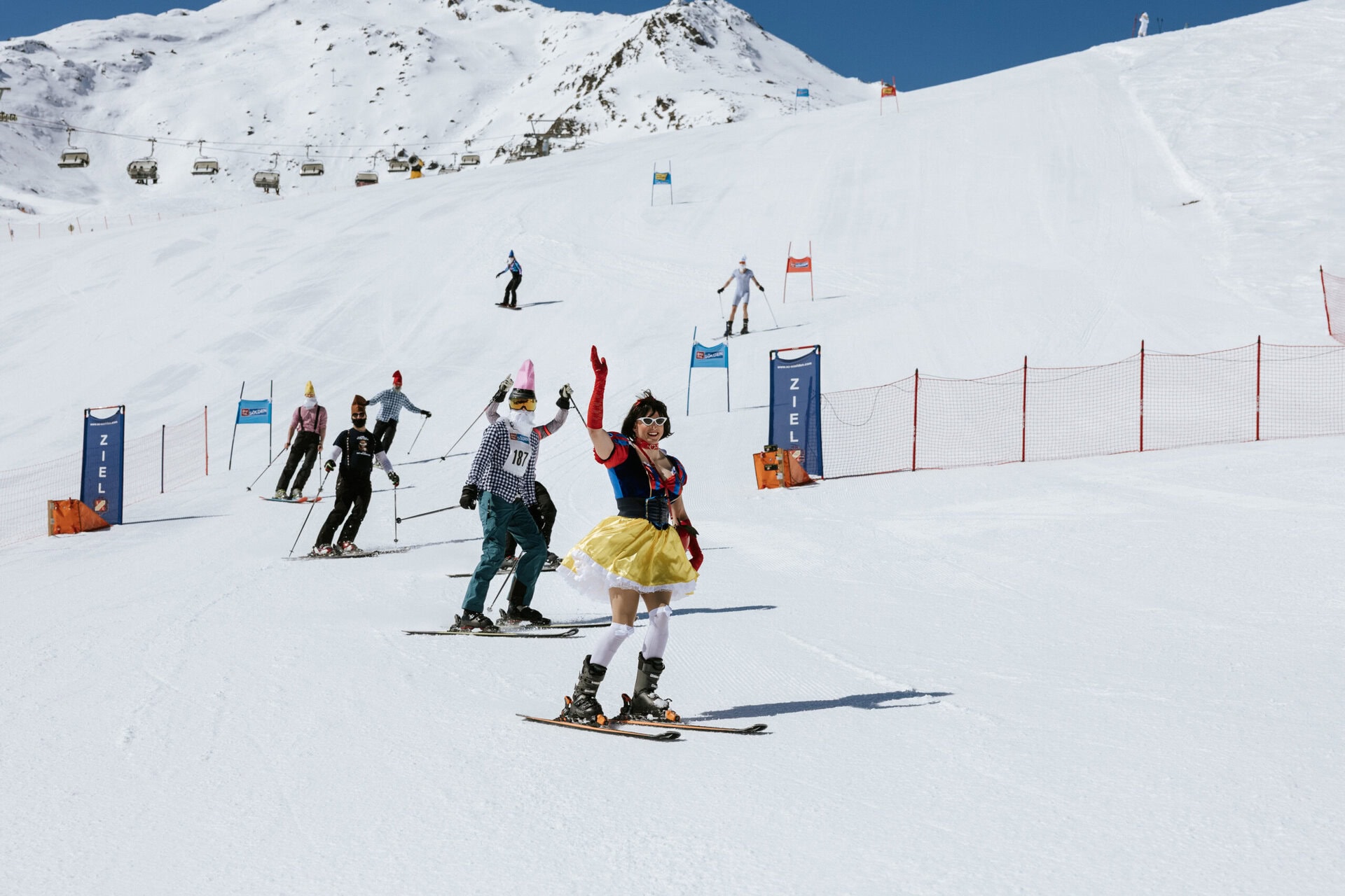 pistengaudi-foto-by-funrace-winter-pride-oesterreich-soelden-gaudi-gay-lgbtqia-fun-party-event-skifahren skifahren-pistengaudi-foto-by-funrace-winter-pride-oesterreich-soelden-gaudi-gay-lgbtqia-fun-party-event