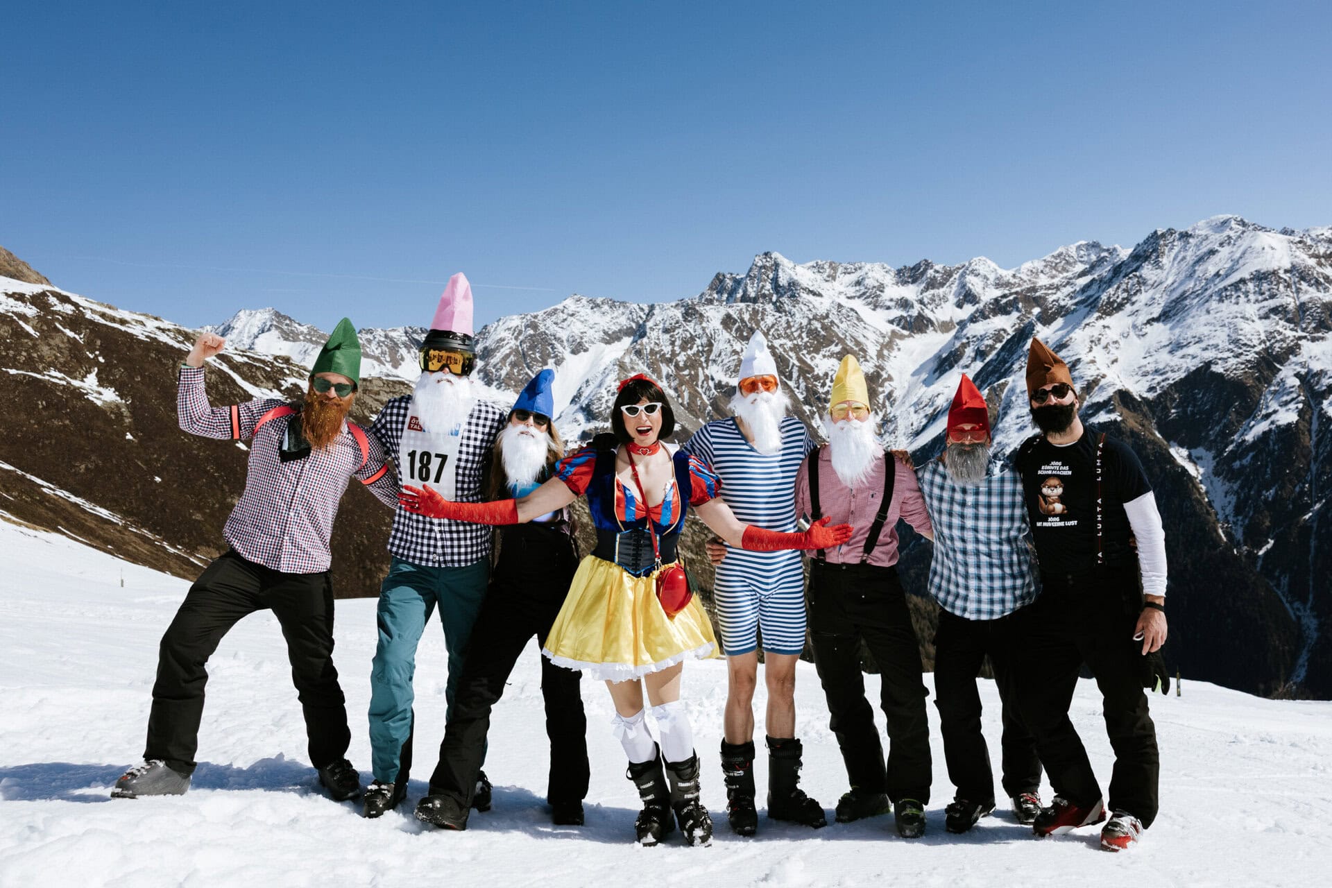 sieben-zwerge-foto-by-funrace-winter-pride-oesterreich-soelden-gaudi-gay-lgbtqia-fun-party-event-skifahren-schneewittchen schneewittchen-sieben-zwerge-foto-by-funrace-winter-pride-oesterreich-soelden-gaudi-gay-lgbtqia-fun-party-event-skifahren