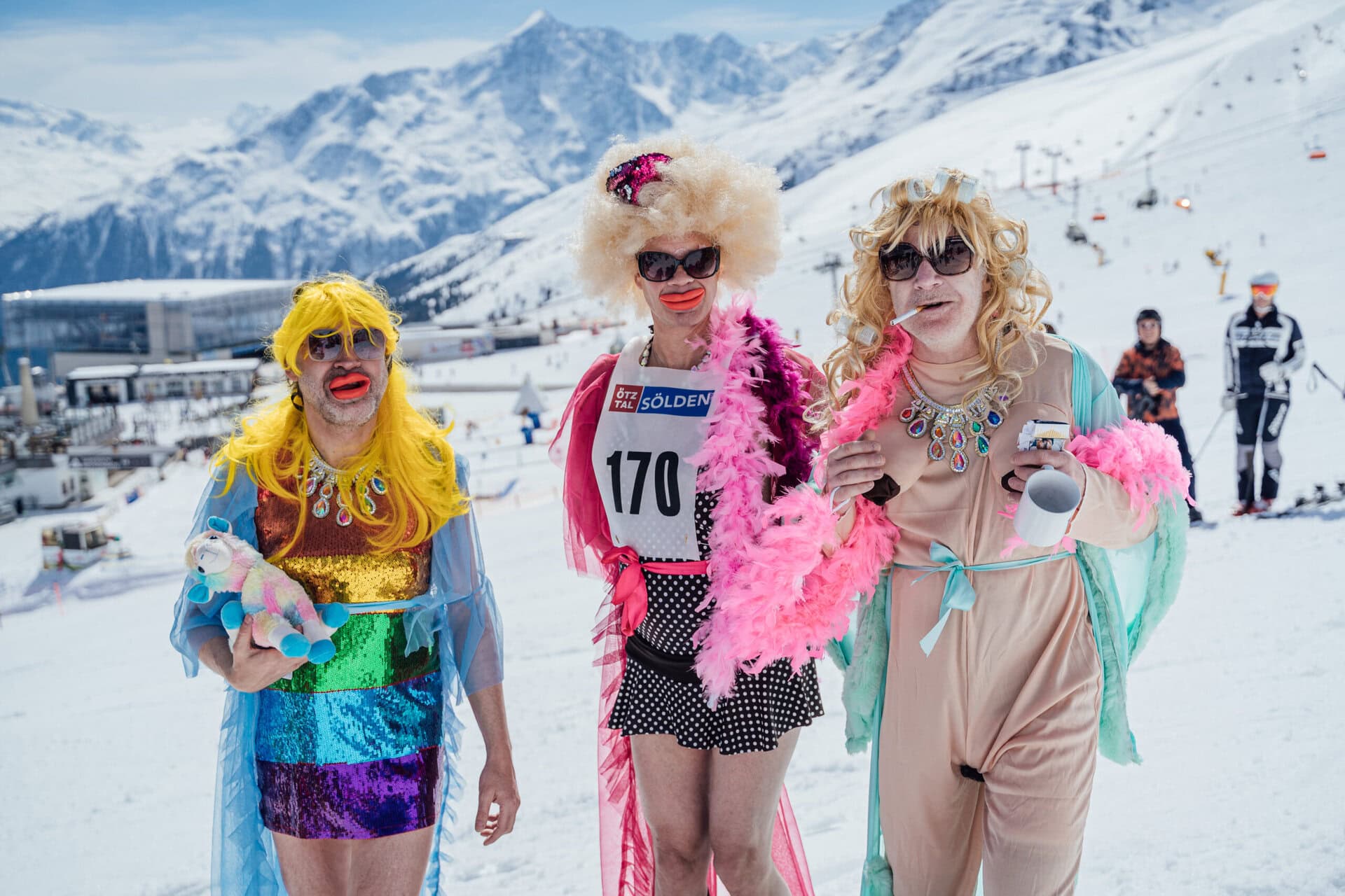 holz-vor-der-hütten-oben-ohne-foto-by-mathias-barbetz-funrace-winter-pride-oesterreich-soelden-gaudi-gay-lgbtqia-fun-party-event-skifahren-dicke-lippe