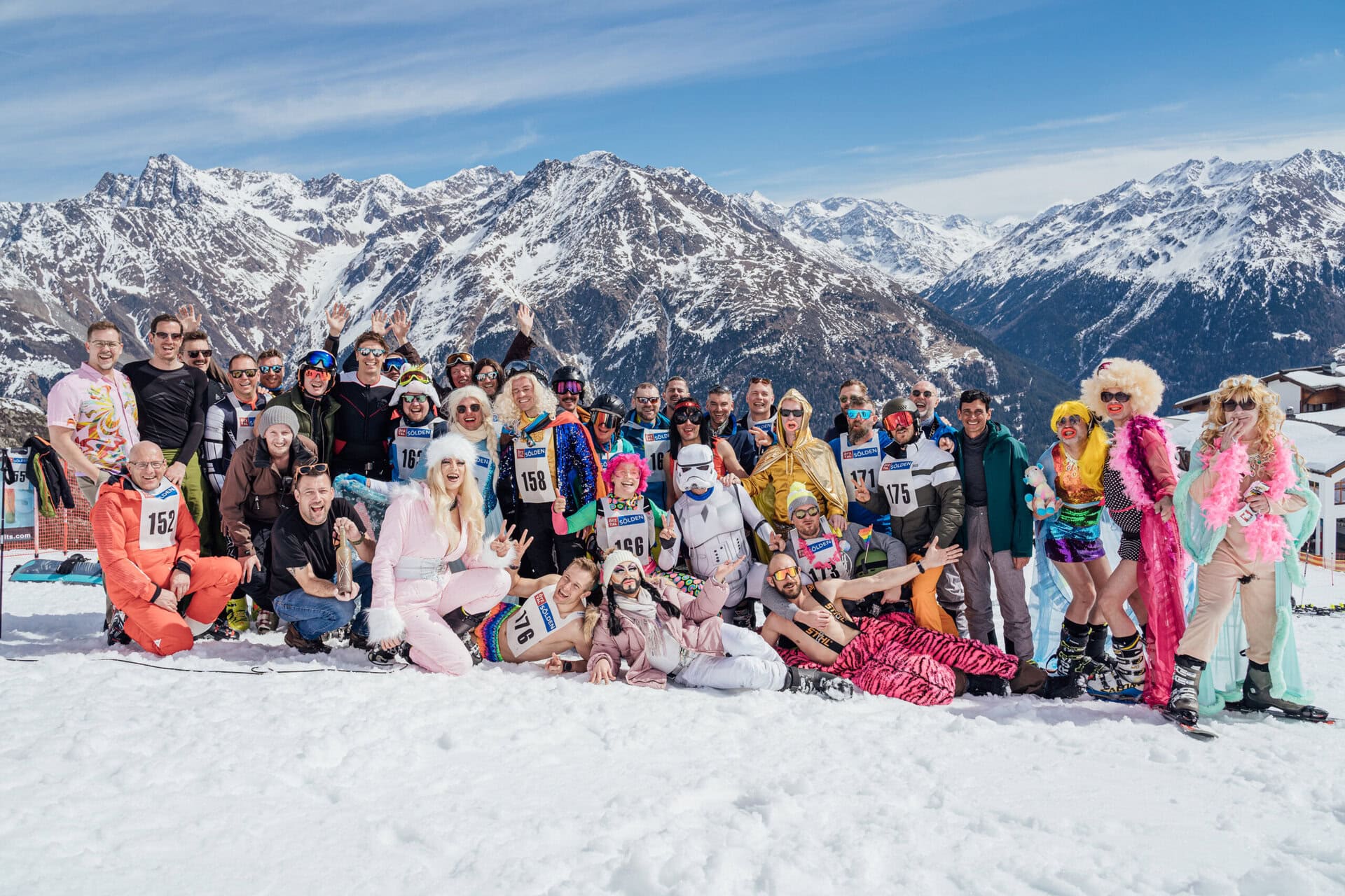 gruppenbild-foto-by-mathias-barbetz-funrace-winter-pride-oesterreich-soelden-gaudi-gay-lgbtqia-fun-party-event-skifahren skifahren-gruppenbild-foto-by-mathias-barbetz-funrace-winter-pride-oesterreich-soelden-gaudi-gay-lgbtqia-fun-party-event