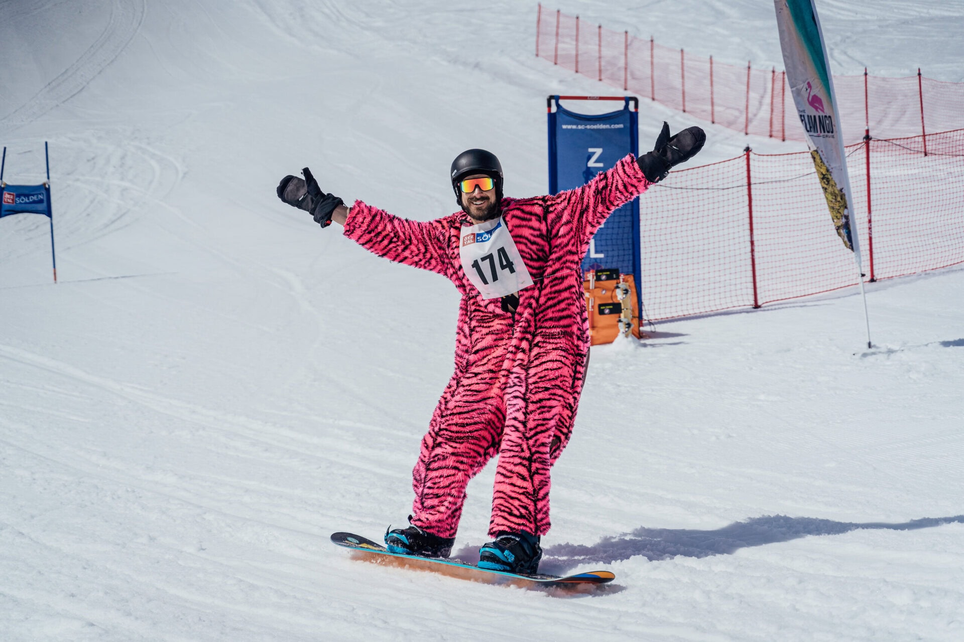 kuscheltier-foto-by-mathias-barbetz-funrace-winter-pride-oesterreich-soelden-gaudi-gay-lgbtqia-fun-party-event-skifahren skifahren-kuscheltier-foto-by-mathias-barbetz-funrace-winter-pride-oesterreich-soelden-gaudi-gay-lgbtqia-fun-party-event
