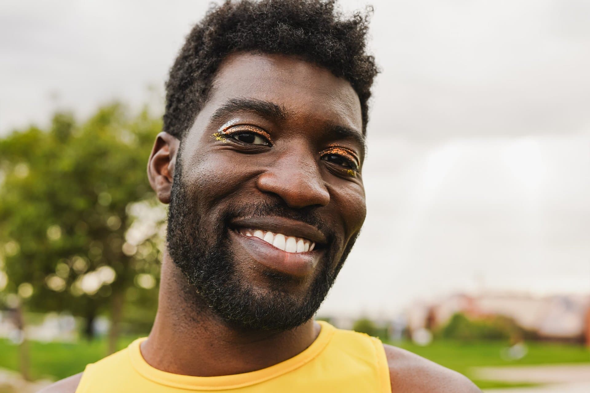 young-african-man-with-make-up-smiling-suedafrika-gay-reise-tiere-reise-buchen-rundreise-urlaub-fuer-schwule-planen-reisespezialist-mietwagenrundreise-safari-african-gayboy gayboy-young-african-man-with-make-up-smiling-suedafrika-gay-reise-tiere-reise-buchen-rundreise-urlaub-fuer-schwule-planen-reisespezialist-mietwagenrundreise-safari-african