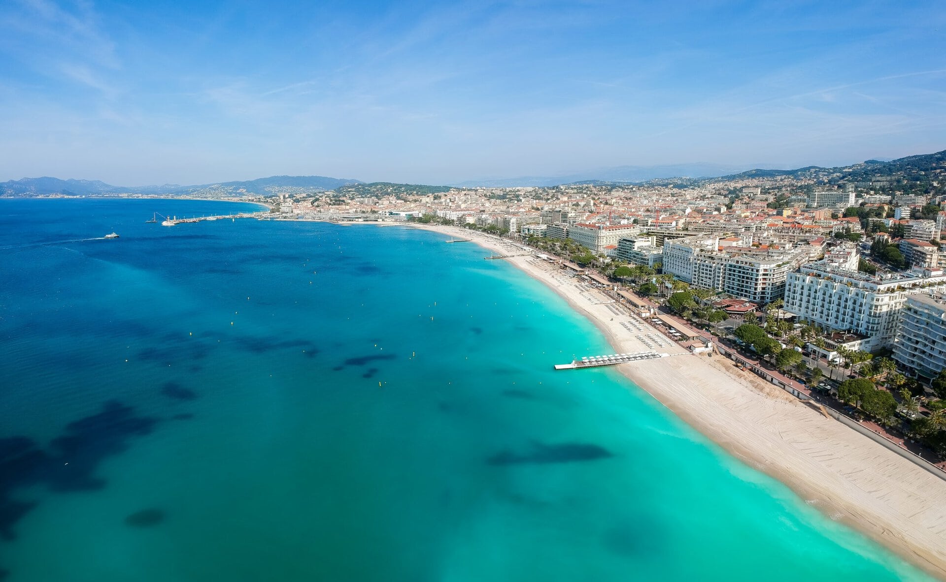 cannes-panorama-croisette-beach-coted'azur-gay-explora-journeys-cruises-italien-frankreich-urlaub-reisen-luxus-kreuzfahrt-lgbtqia-frankreich