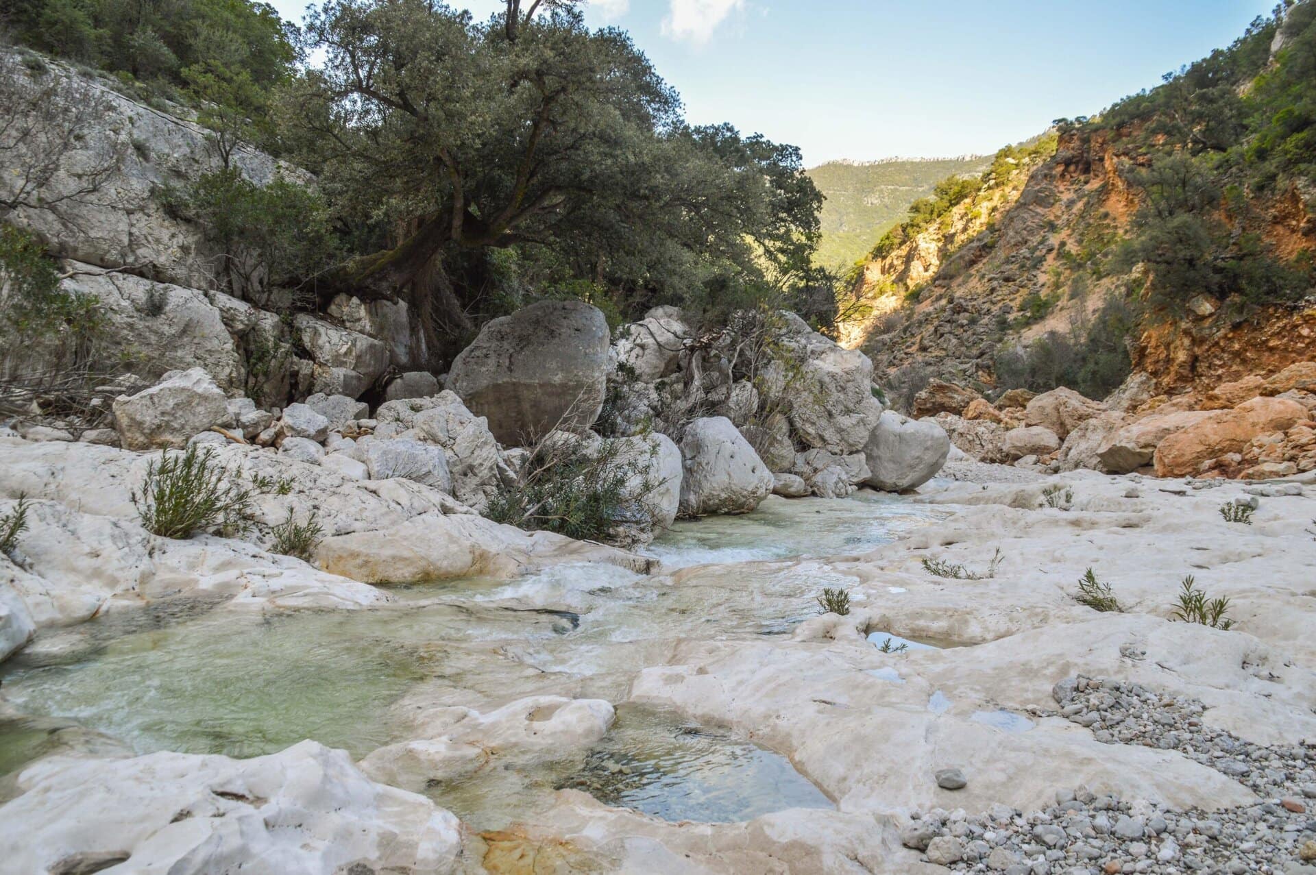 gola-su-gorropu-gay-reise-sardinien-wandern-abenteuer-natur-landschaften-mediteran-mittelmeer-miniaturkontinent-urlaub-lgbtqia-schlucht gay-reise-sardinien-wandern-abenteuer-natur-landschaften-mediteran-mittelmeer-miniaturkontinent-urlaub-lgbtqia-schlucht-gola-su-gorropu