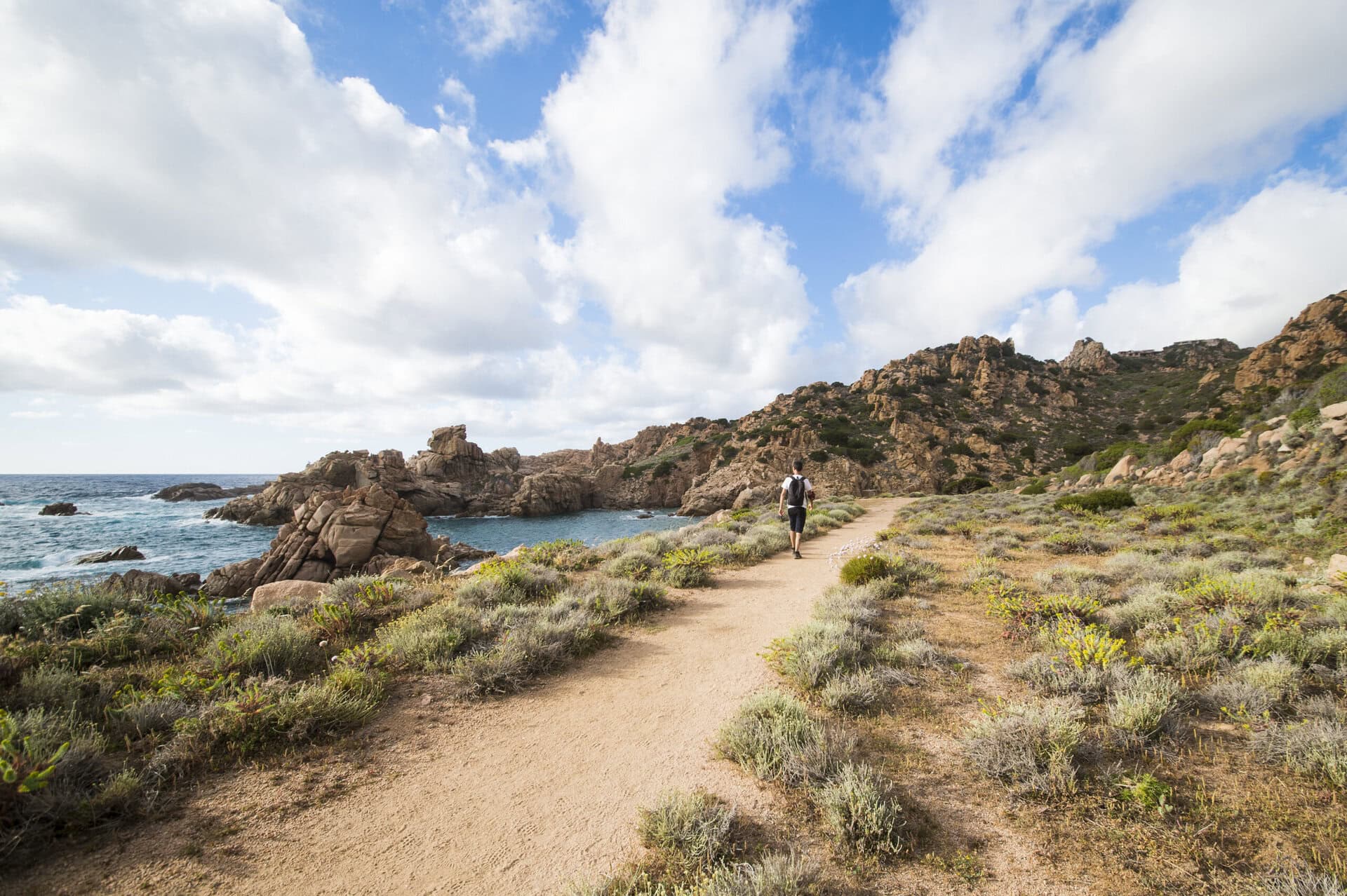 hiking-man-gay-reise-sardinien-wandern-abenteuer-natur-landschaften-mediteran-mittelmeer-miniaturkontinent-urlaub-lgbtqia-strand-wanderung gay-reise-sardinien-wandern-abenteuer-natur-landschaften-mediteran-mittelmeer-miniaturkontinent-urlaub-lgbtqia-strand-wanderung-hiking-man