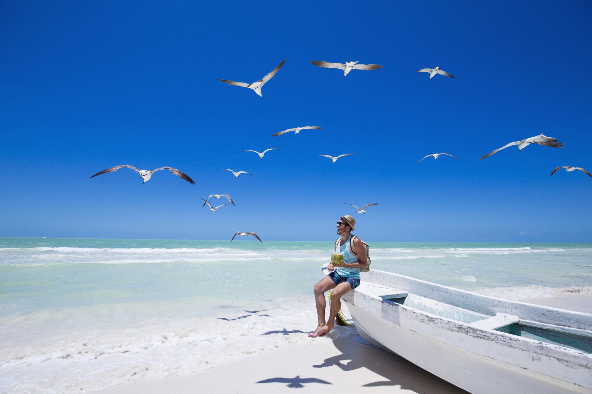 young-hipster-guy-gay-reise-mexiko-urlaub-wandern-lgbtqia-beach-meer-strand-moewen guy-gay-reise-mexiko-urlaub-wandern-lgbtqia-beach-meer-strand-moewen-young-hipster