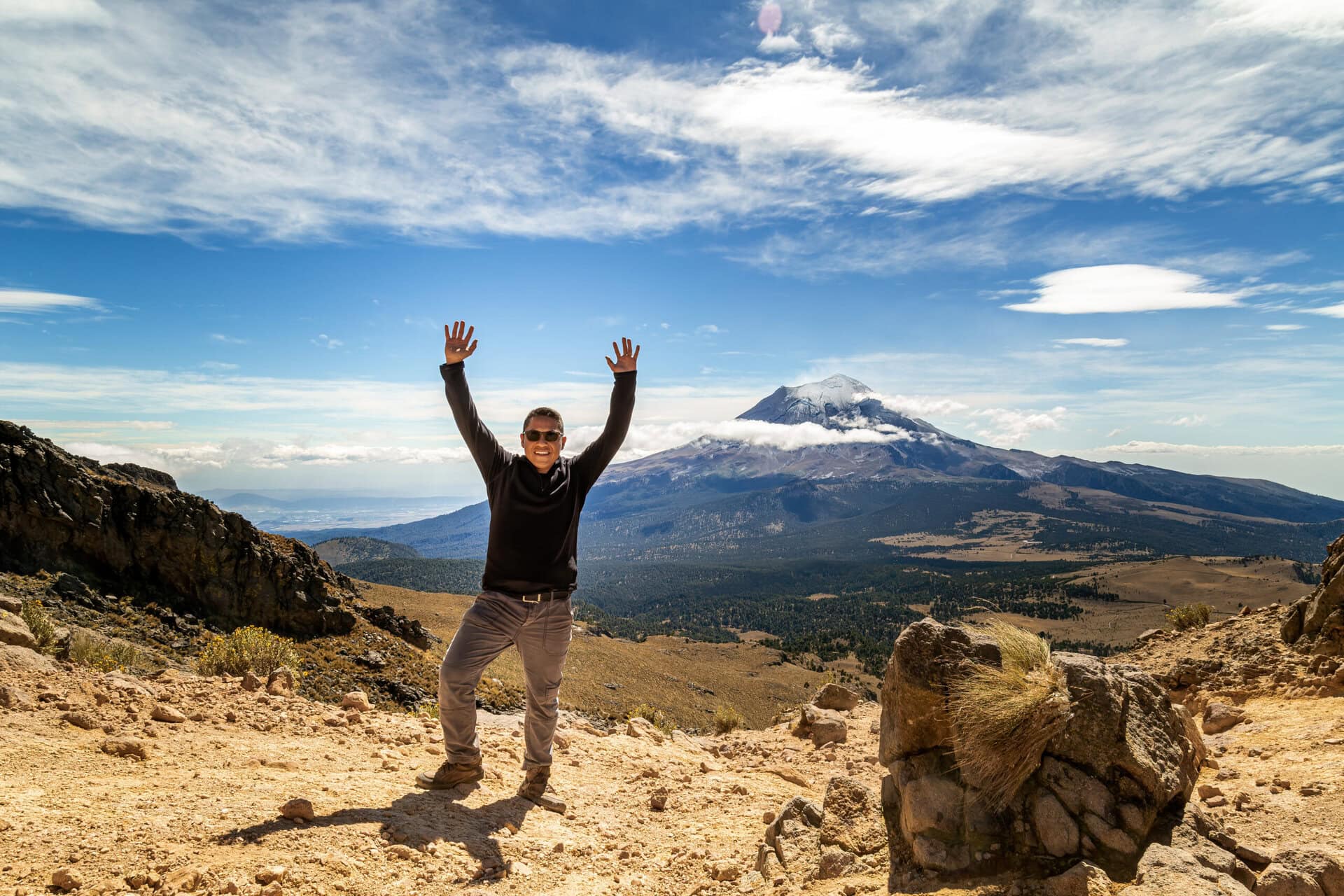 top-of-the-mountain-hiker-gay-reise-mexiko-urlaub-wandern-lgbtqia-bergwanderung-hiking hiking-top-of-the-mountain-hiker-gay-reise-mexiko-urlaub-wandern-lgbtqia-bergwanderung
