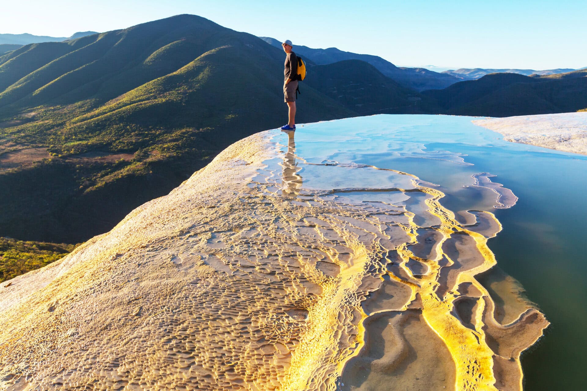 hierve-el-agua-natural-rock-gay-reise-mexiko-urlaub-wandern-lgbtqia-see-huegel-wandern-hiking hiking-hierve-el-agua-natural-rock-gay-reise-mexiko-urlaub-wandern-lgbtqia-see-huegel-wandern