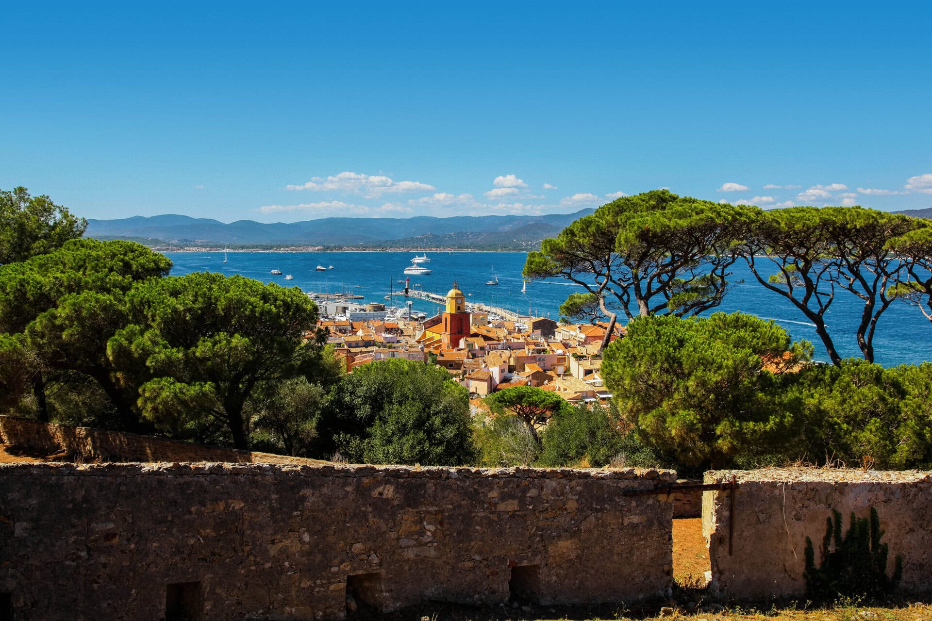 gay-sea-cloud-cruises-st.tropez-frankreich-urlaub-reisen-kreuzfahrt-windjammererlebnis-lgbtqia-old-town-clock-tower