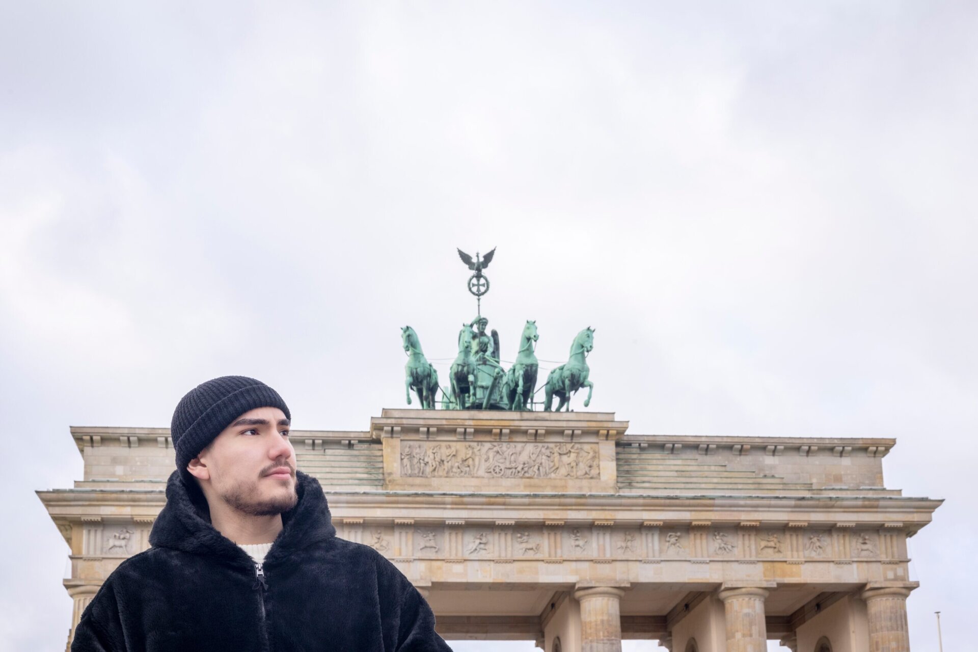 gay-reise-berlin-urlaub-deutschland-staedtereise-lgbtqia-young-man