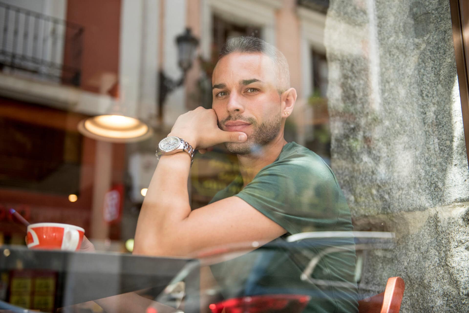 gay-reise-madrid-spanien-pride-week-sigtseeing-urlaub-lgbtqia-handsome-man-model