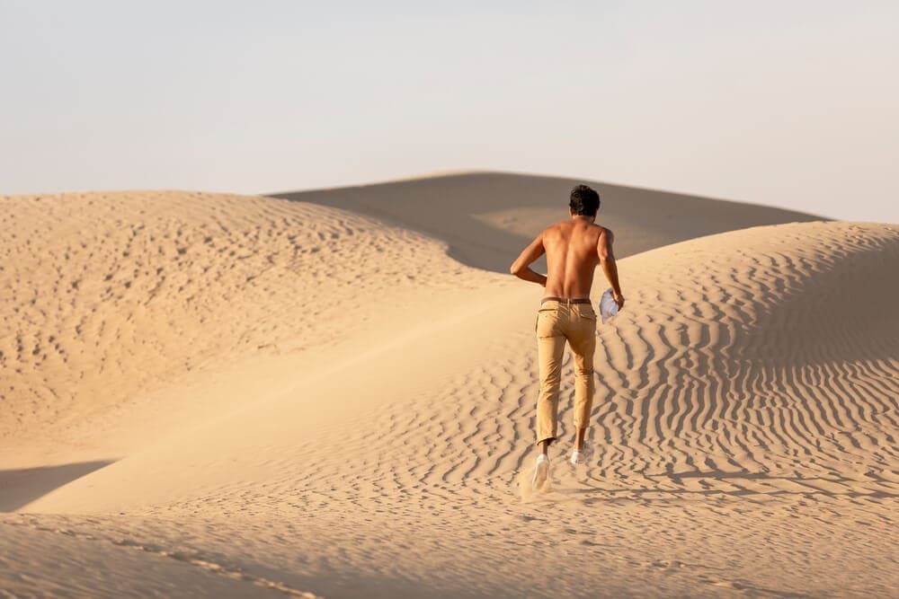 guy-gay-reise-mexiko-urlaub-wandern-lgbtqia-beach-meer-strand-moewen-young-hipster