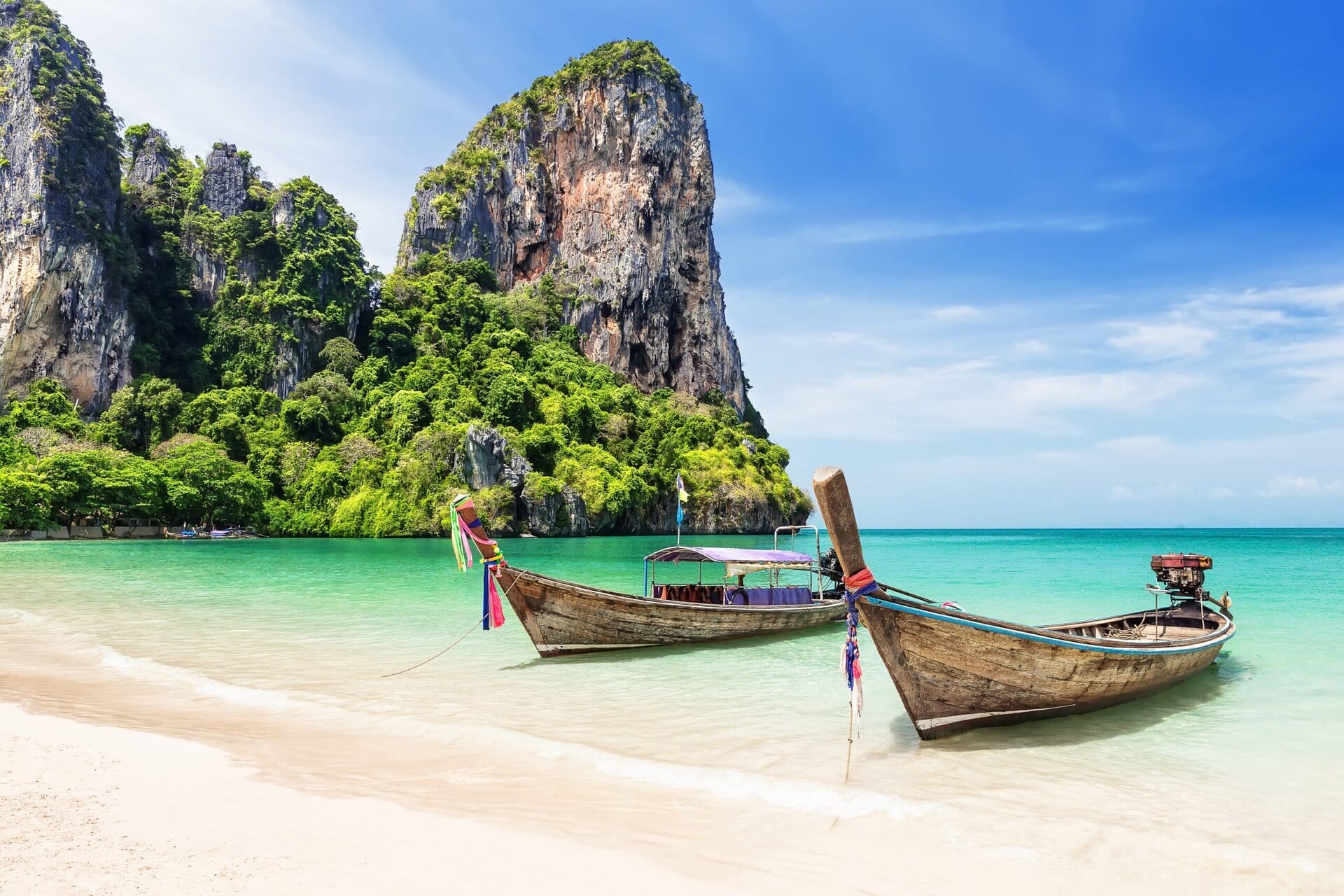 gay-reise-thailand-krabi-urlaub-gruppenreise-beach-wooden-longtail-boats