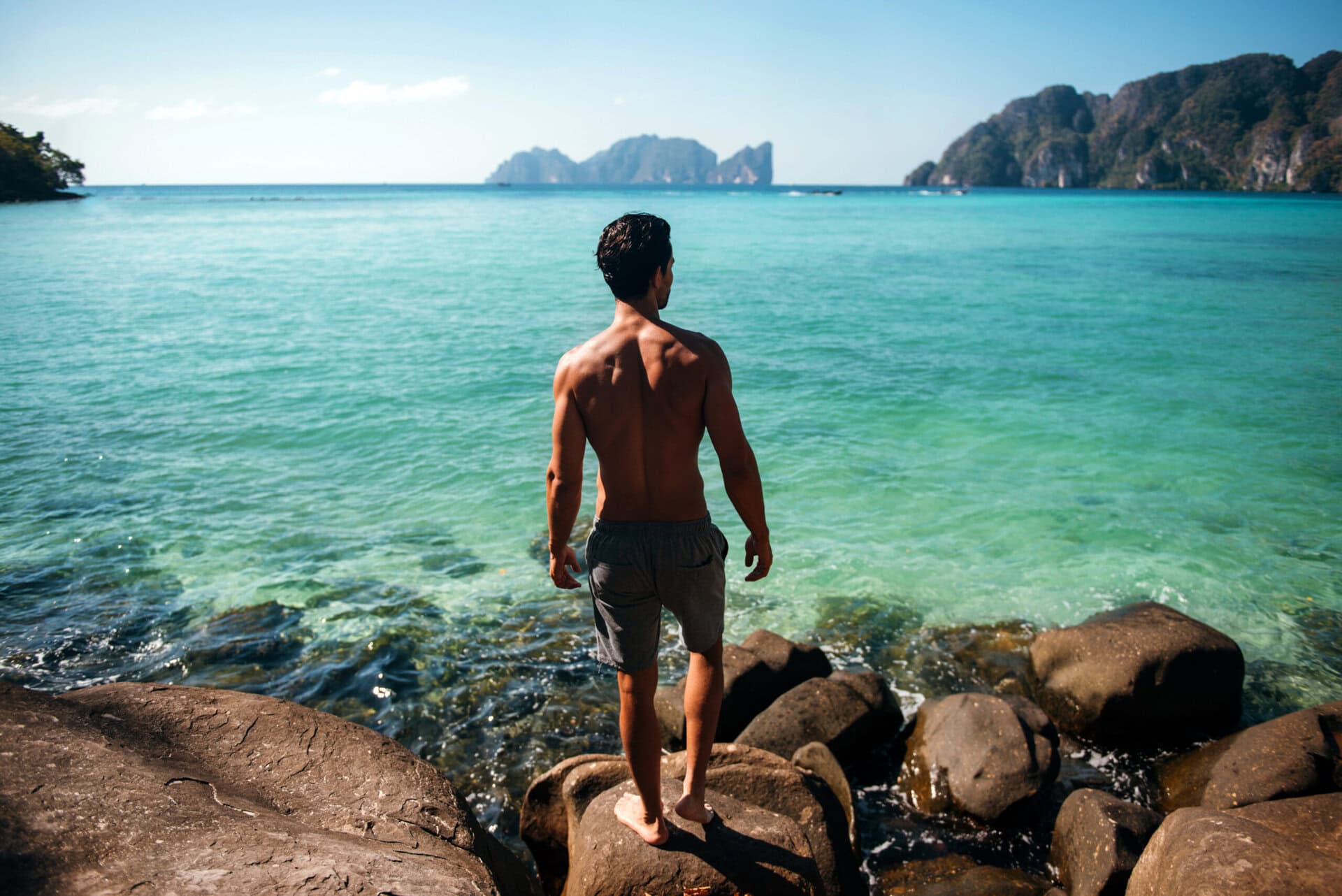 gay-reise-thailand-phuket-urlaub-gruppenreise-looking-at-the-sea