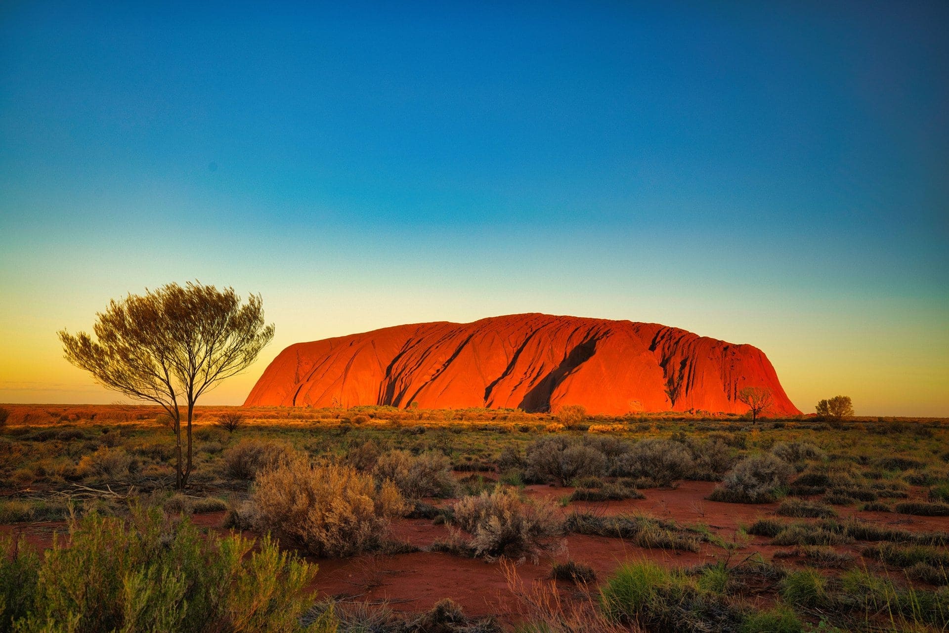 uluru-barren-desert-landscape-ayers-rock-reisekombination-australien-südsee
