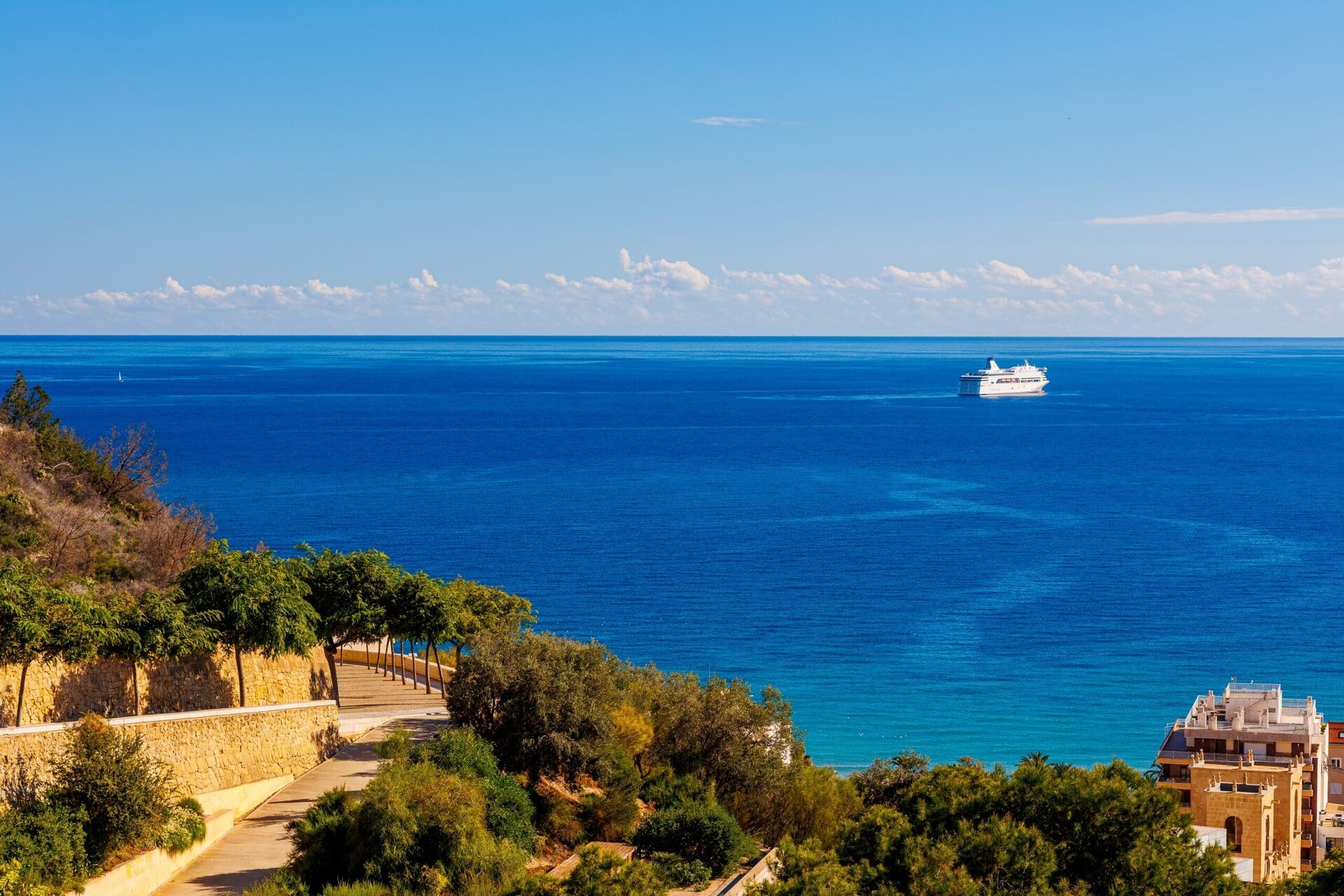coastal-seascape-spartacus-cruise-ship-mittelmeer-küste