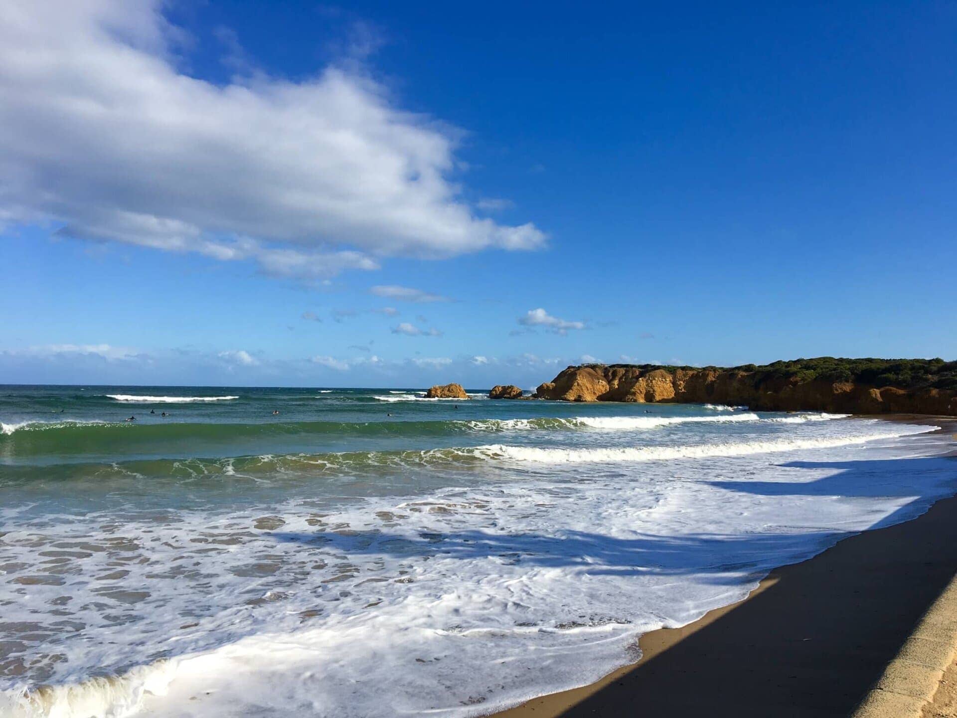 wellenreiten-südsee-australien-reisekombination-urlaub-melbourne-strand-surfer-wellen