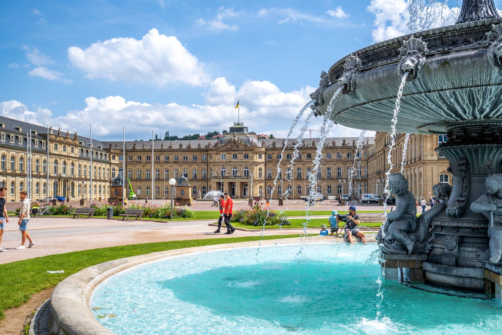 schlossplatz-brunnen-stuttgart-pride-kulturwochen-csd-lgbtqia+-gay-trip-urlaub-reise