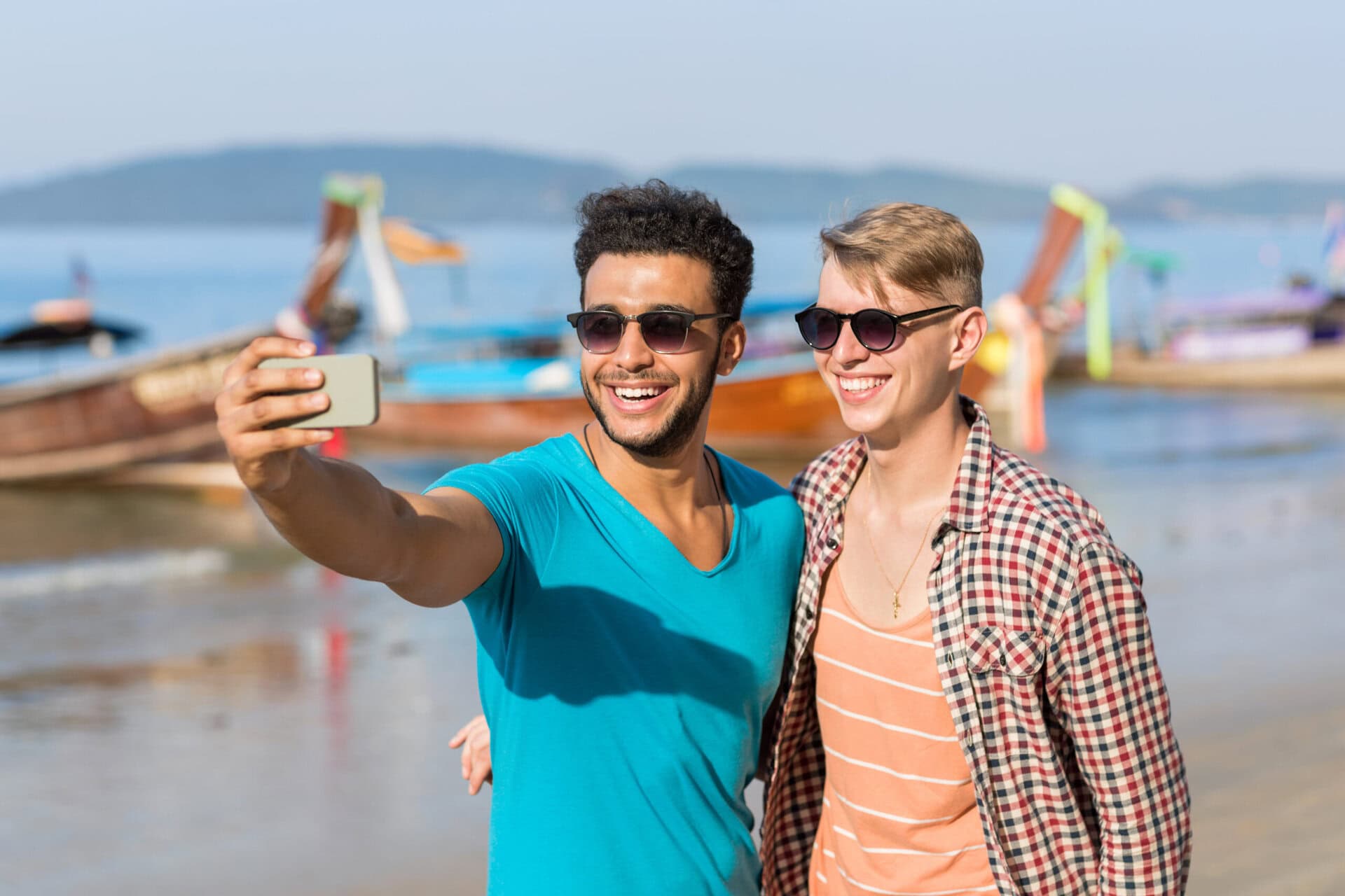 reise-luxus-erlebnis-tourists-couple-gay-urlaub-thailand-private-rundreise-taking-selfie