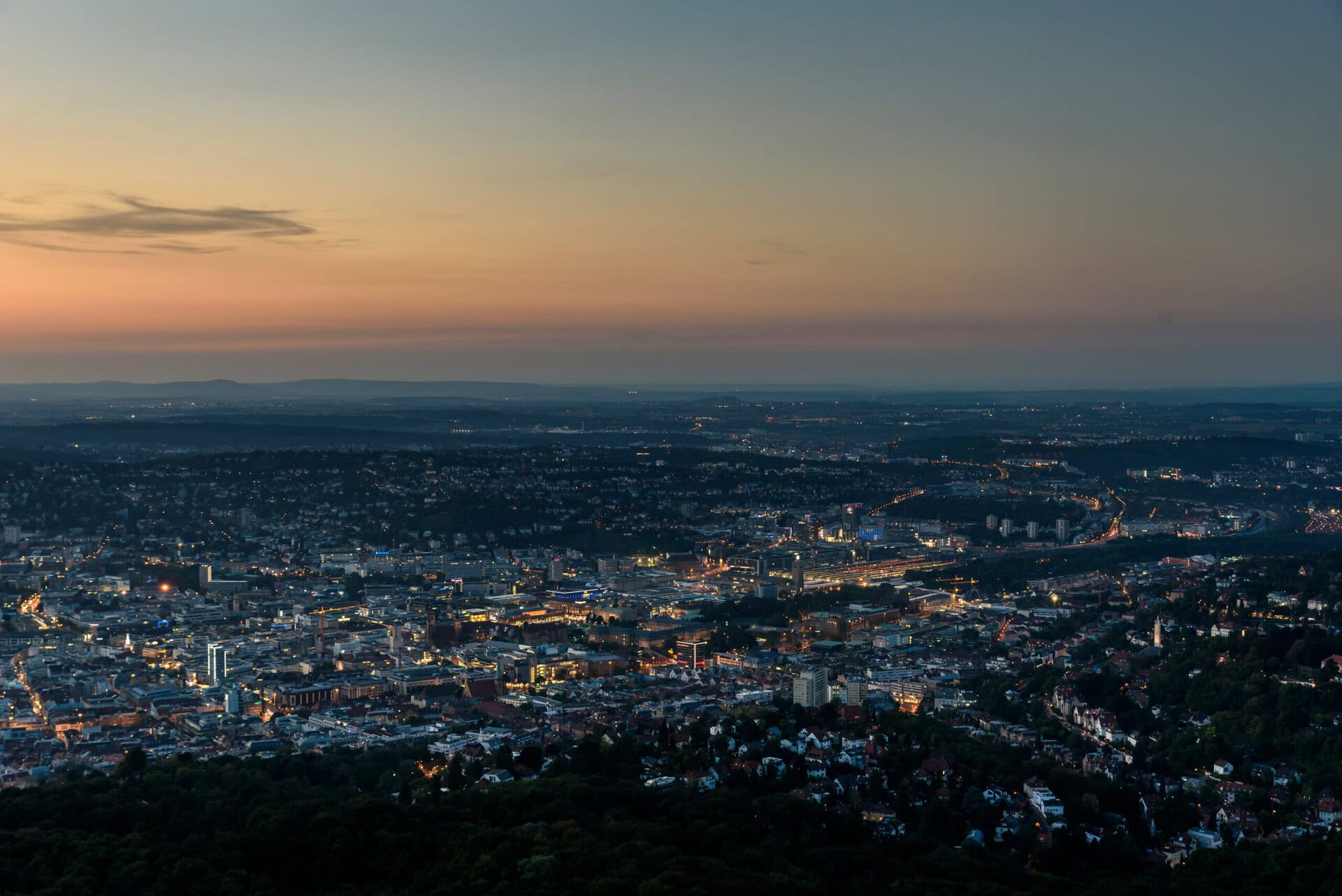 skyline-der-stadt-csd-lgbtqia+-gay-trip-urlaub-reise-stuttgart-pride-kulturwochen-lichtermeer-bei-dämmerung