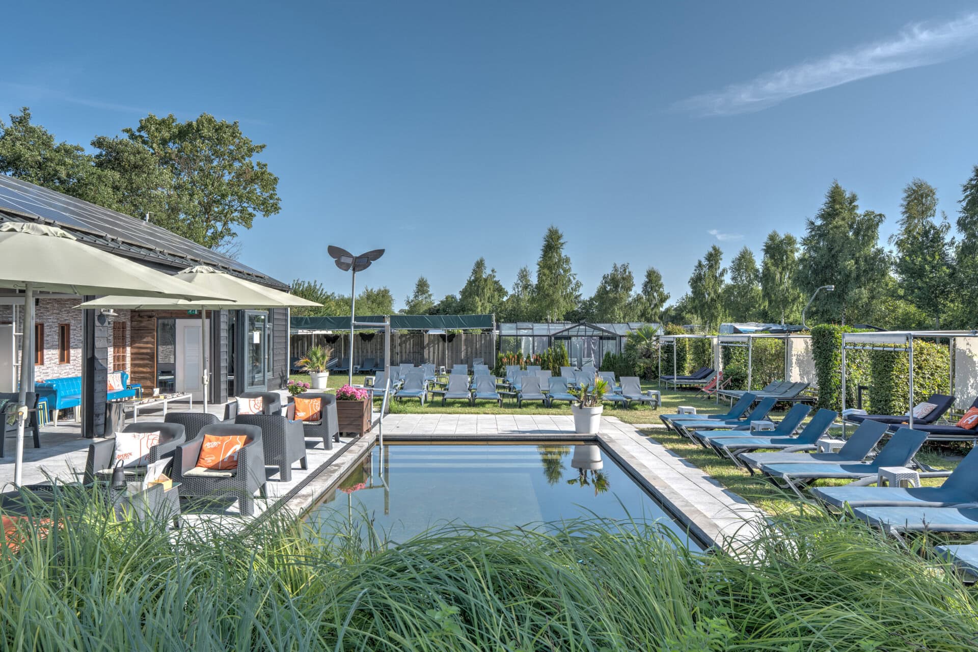 schwules-reisen-gay-only-hotel-pool-holland-niederlande