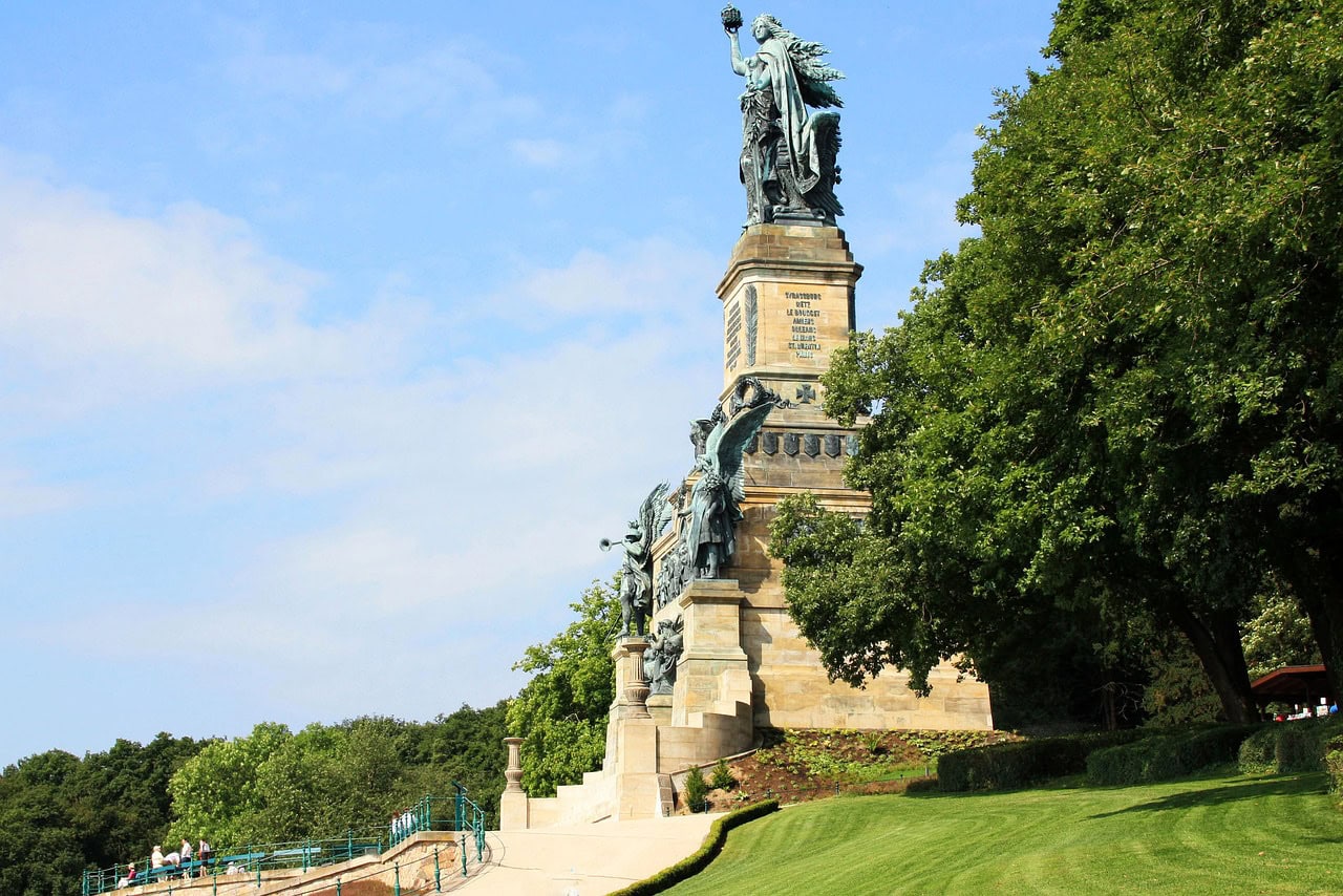 Germania am Niederwalddenkmal mit Panoramablick über den Mittelrhein