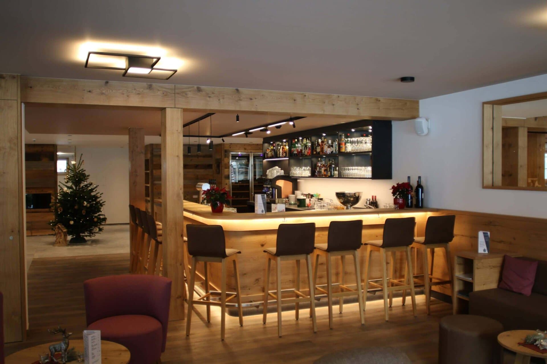 Gemeinsame Drinks an der Bar im Hotel Kristall-Saphir