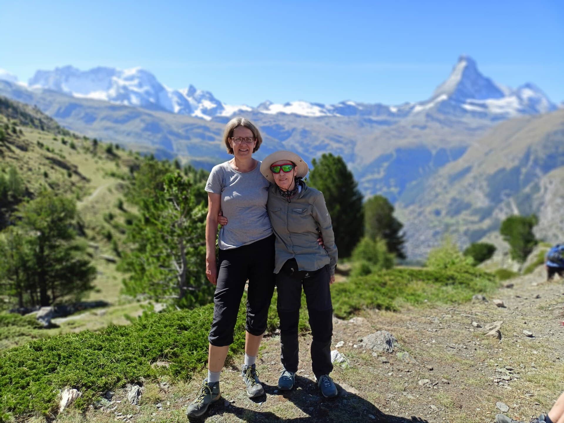 Gemeinschaft auf einer lesbischen Gruppenreise in der Schweiz