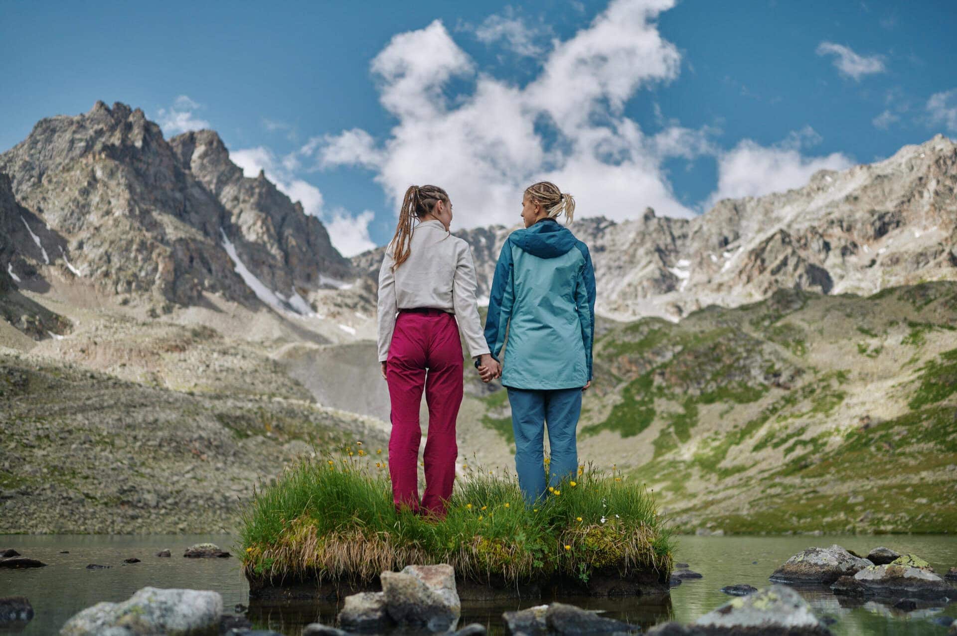 Lesbische Wanderreise im Wallis mit Blick auf die Schweizer Alpen