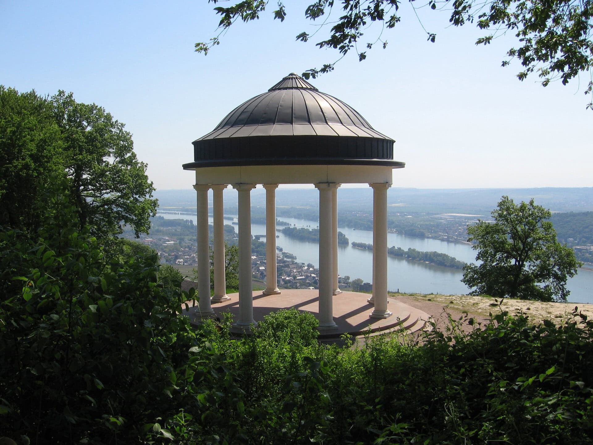 Niederwaldtempel oberhalb von Rüdesheim mit Panoramablick über den Rhein und das UNESCO-Welterbe Oberes Mittelrheintal