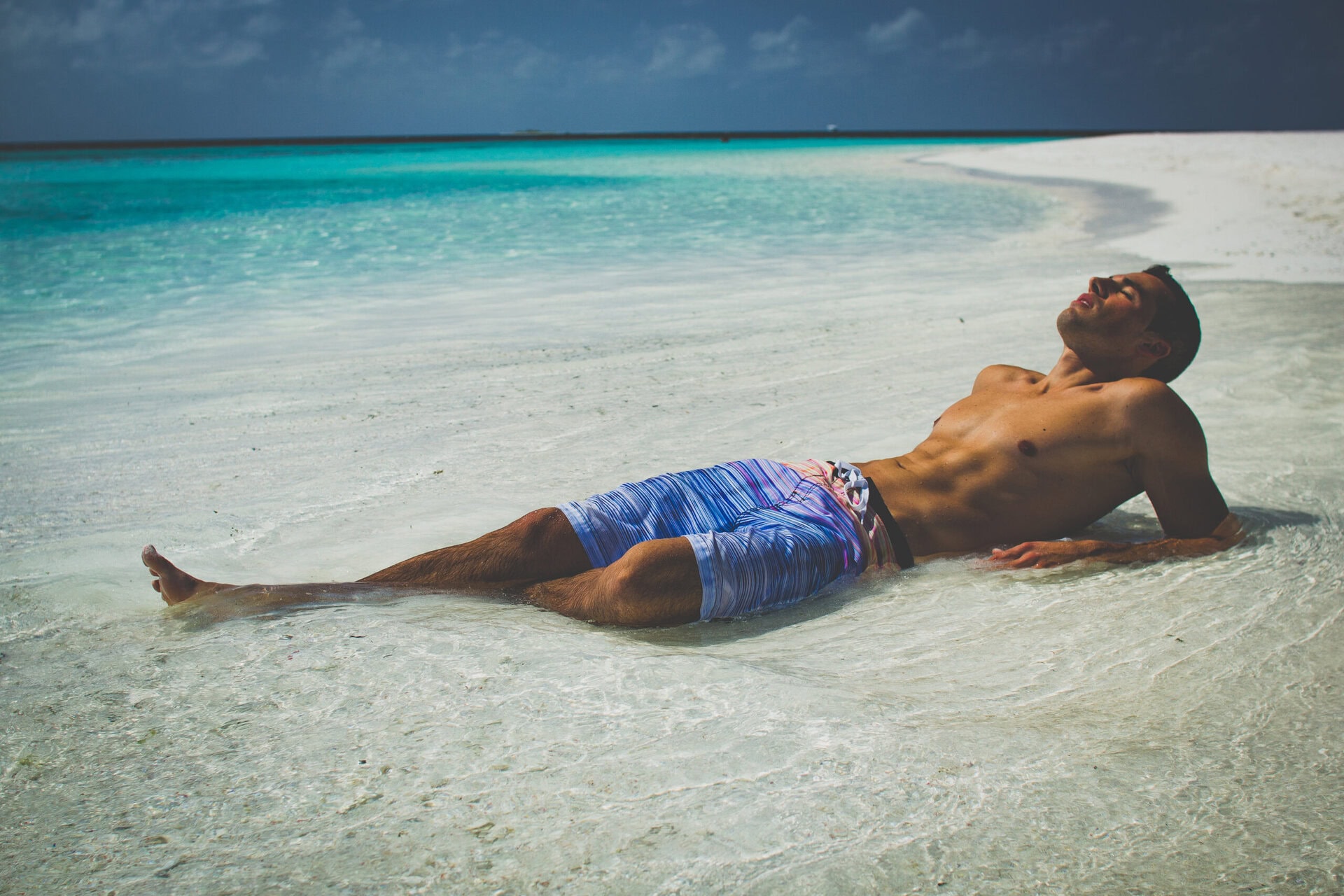sunbathing-sandy-beach-luxus-private-rundreise-gay-urlaub-thailand-reise